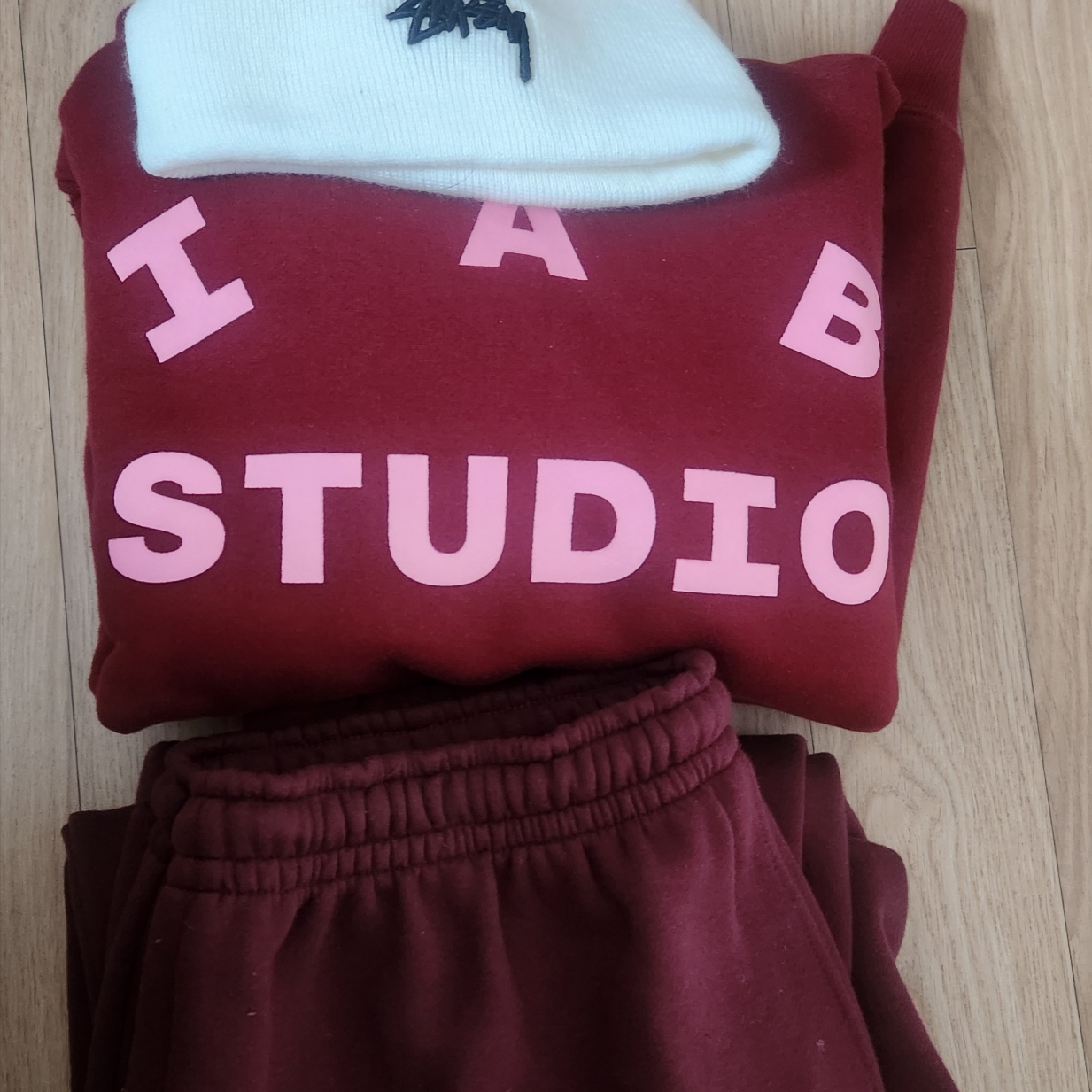 IAB Studio Hoodie Raspberry, Nike x Stussy NRG Cuffed Beanie Summit White 착용 스타일