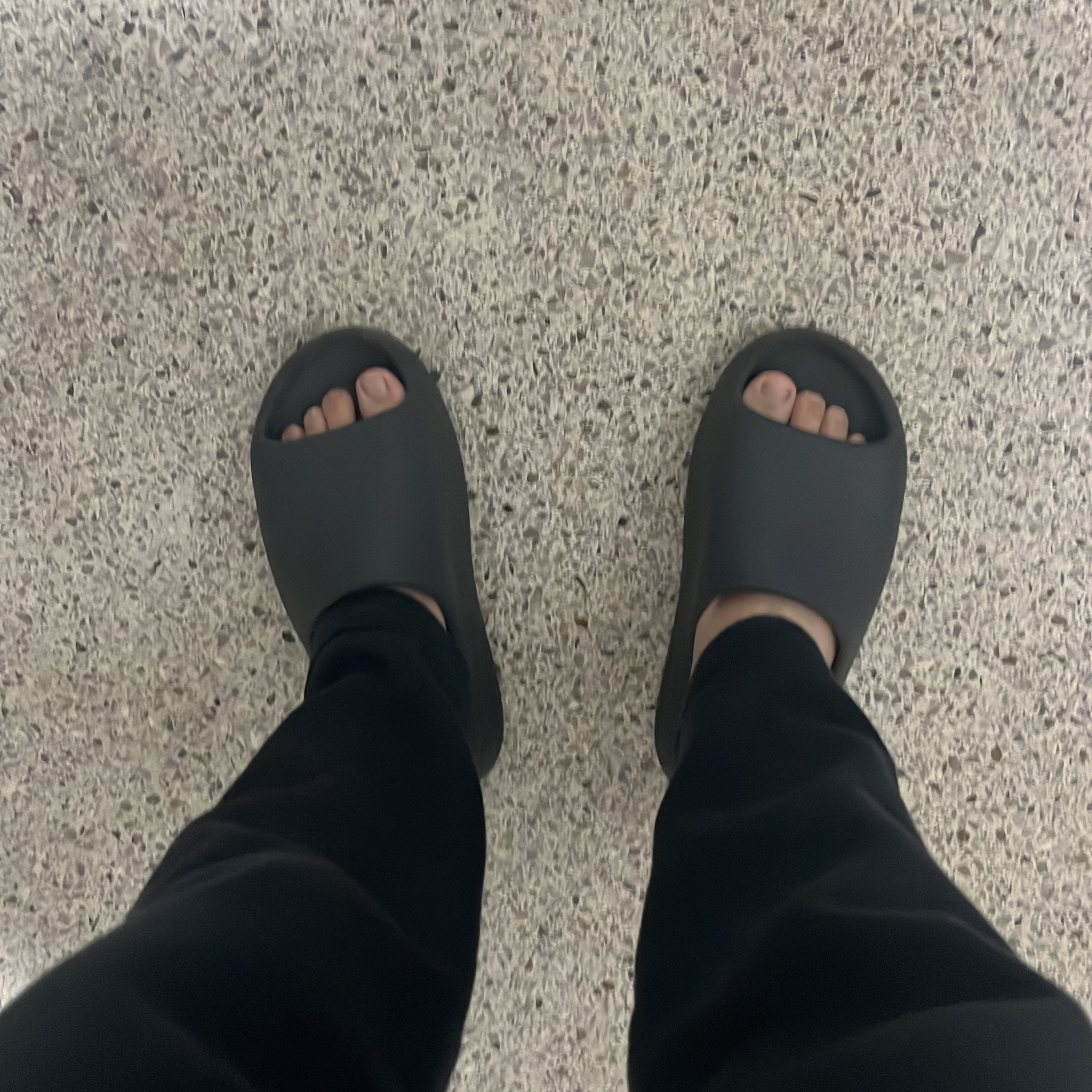 Adidas Yeezy Slide Onyx 착용 스타일
