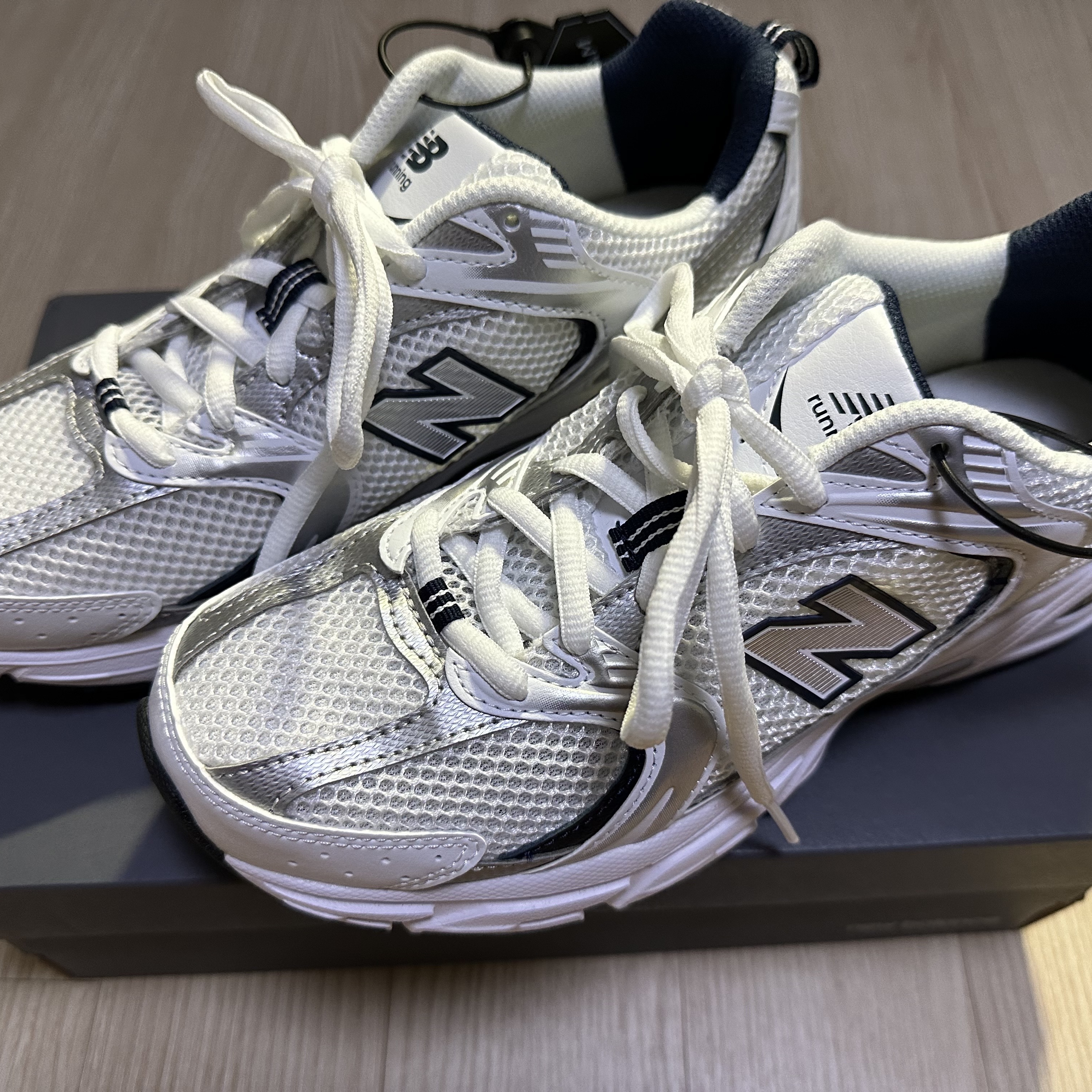 New Balance 530 White 착용 스타일 - 1