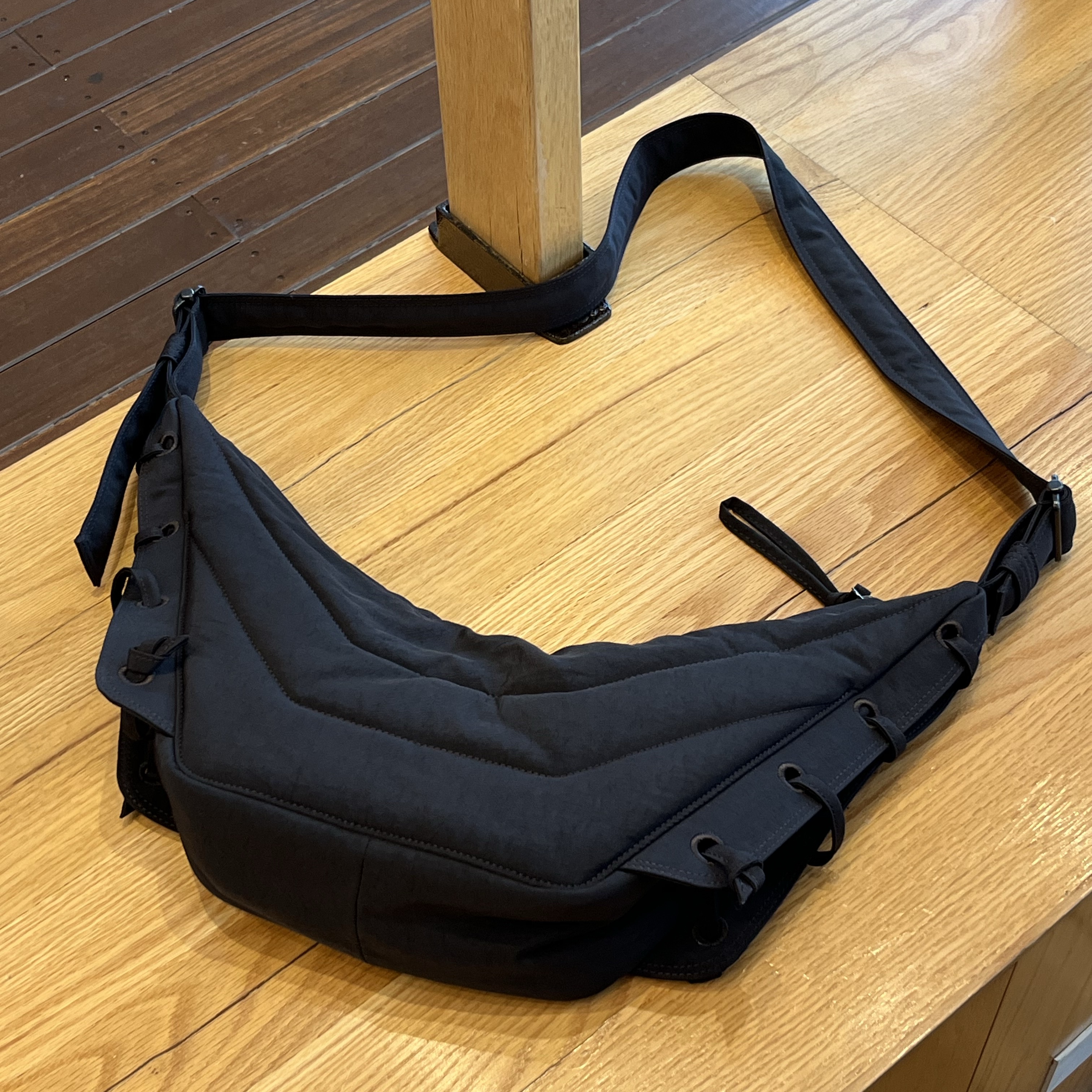 Lemaire Small Soft Game Bag Nylon Canvas Dark Chocolate 착용 스타일