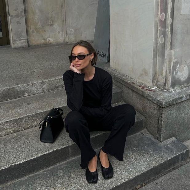 (W) Maison Margiela Tabi Ballet Flat Shoes Black, Maison Margiela 5AC Micro Bag Black 착용 스타일 - 6