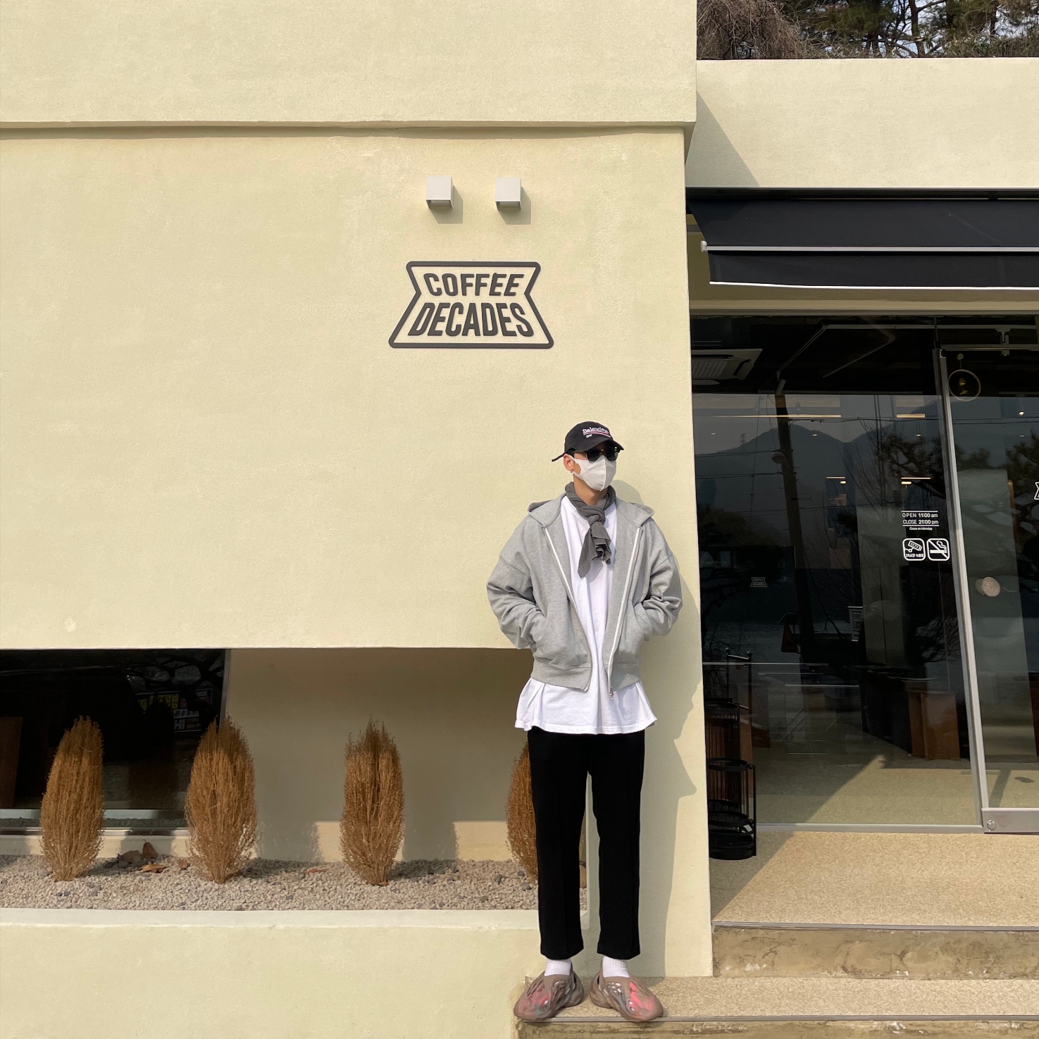 Adidas Yeezy Foam RNNR MX Sand Grey 착용 스타일