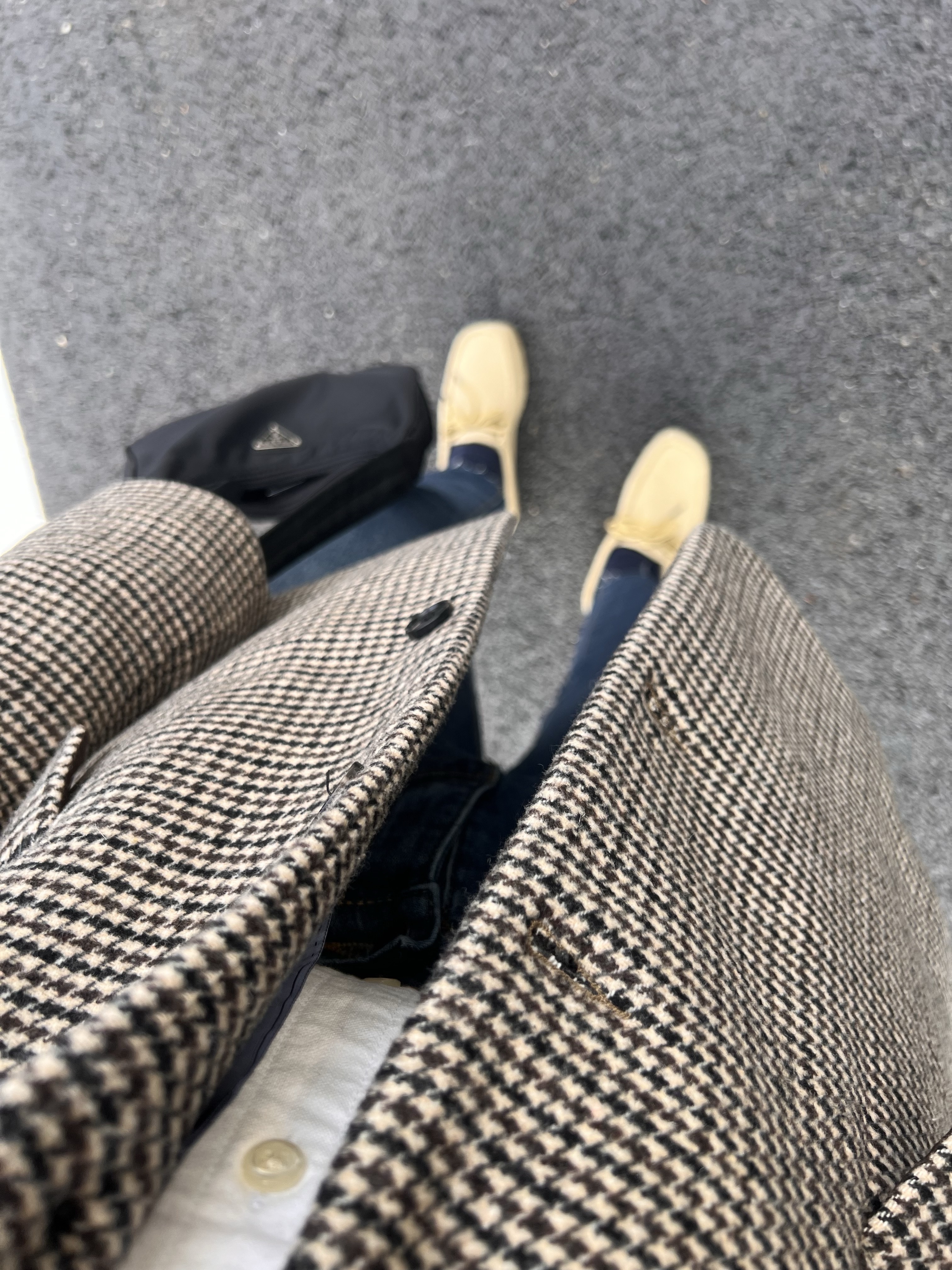 (W) Clarks Wallabee Maple Suede, Prada Re-Edition 2000 Re-Nylon Mini Shoulder Bag Black 착용 스타일 - 2