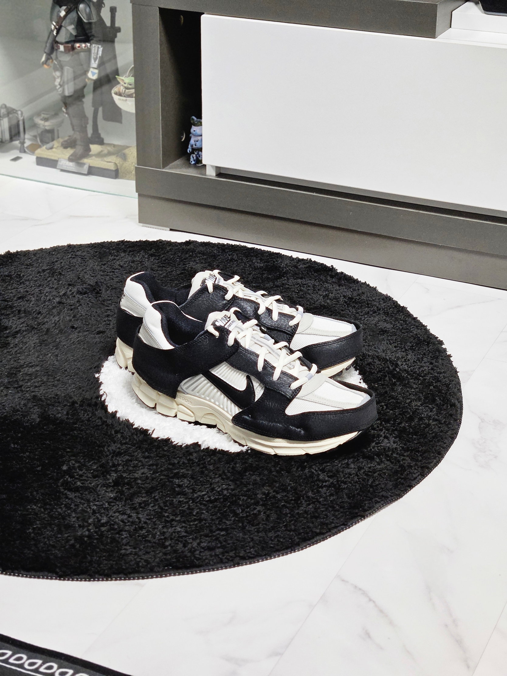 (W) Nike Zoom Vomero 5 Wolf Grey and Black 착용 스타일 - 3