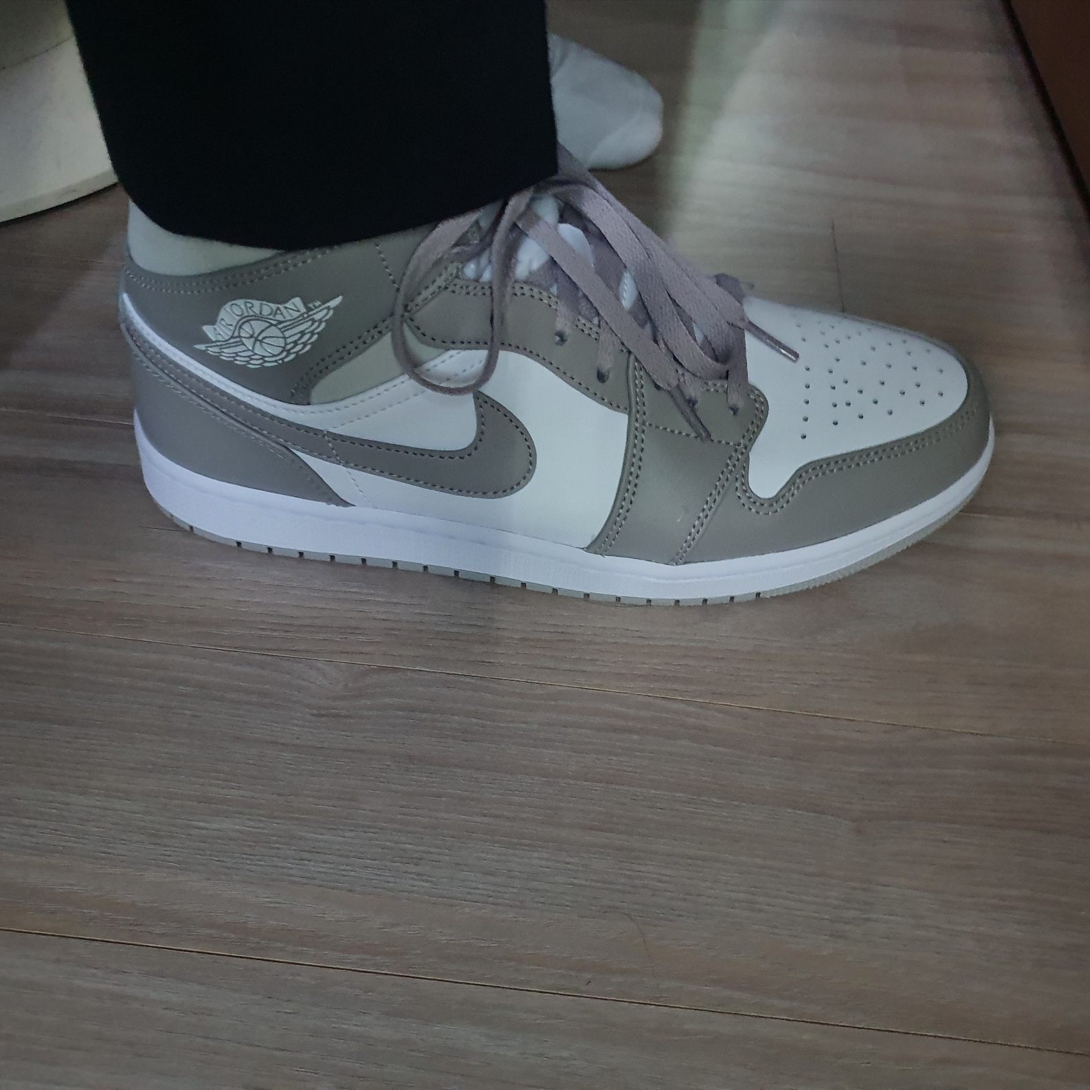 Jordan 1 Mid College Grey 착용 스타일