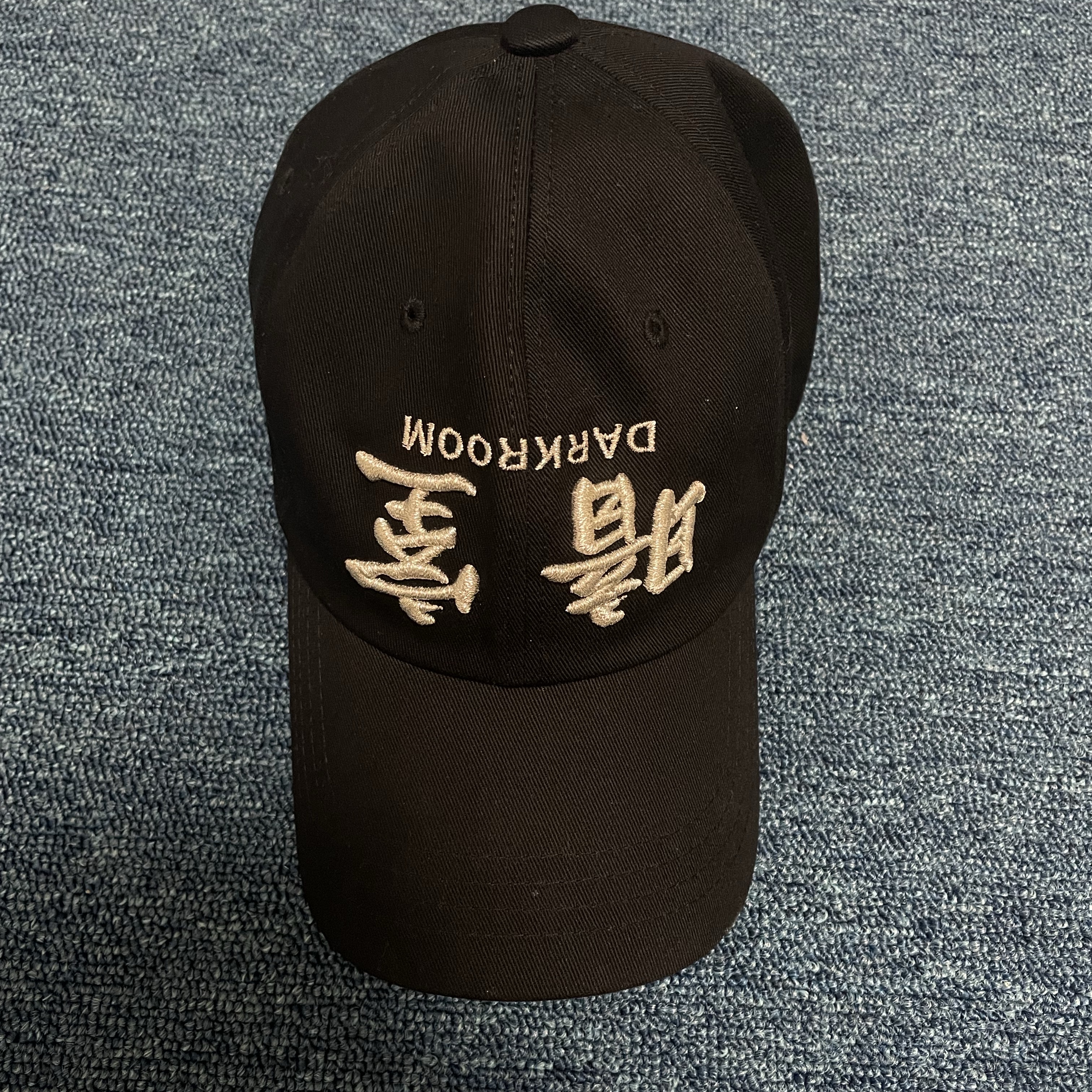 Darkr8m Studio Upside Down Silver Logo Cap 착용 스타일
