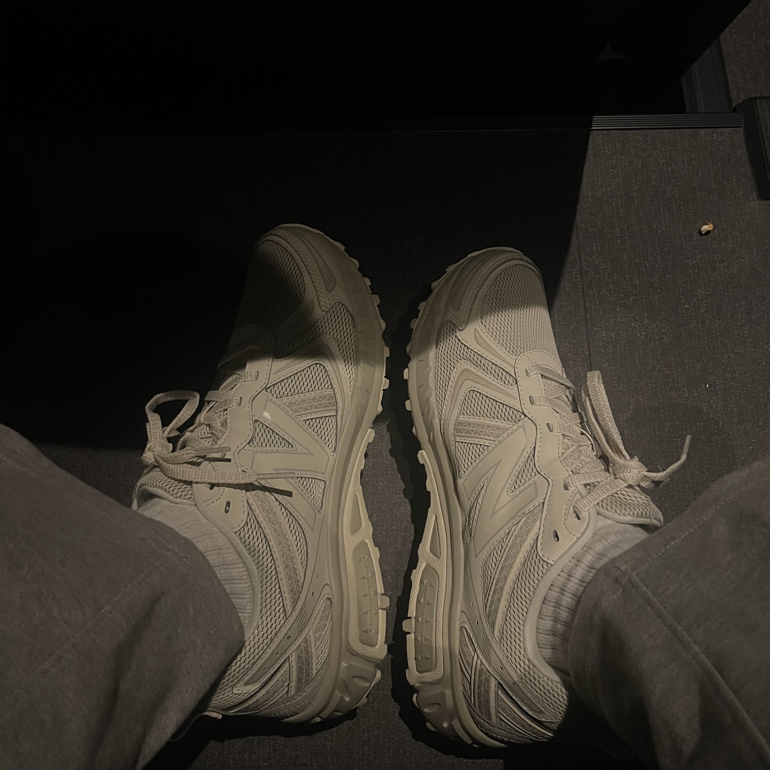 New Balance 410v5 Trail Beige - 2E Wide 착용 스타일
