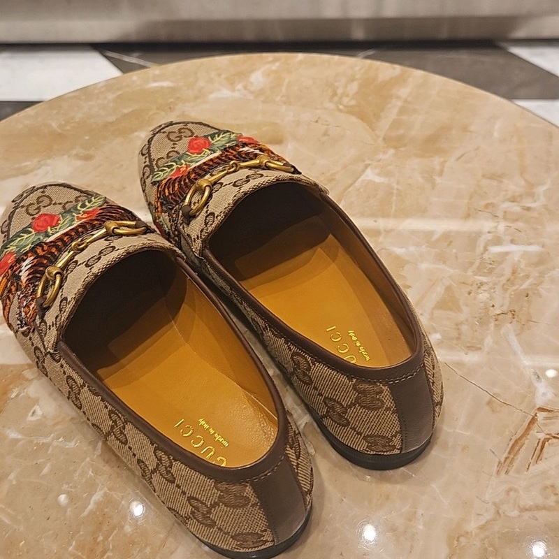 (W) Gucci Jordaan Tiger Emboridered GG Loafer Beige Ebony 착용 스타일 - 3