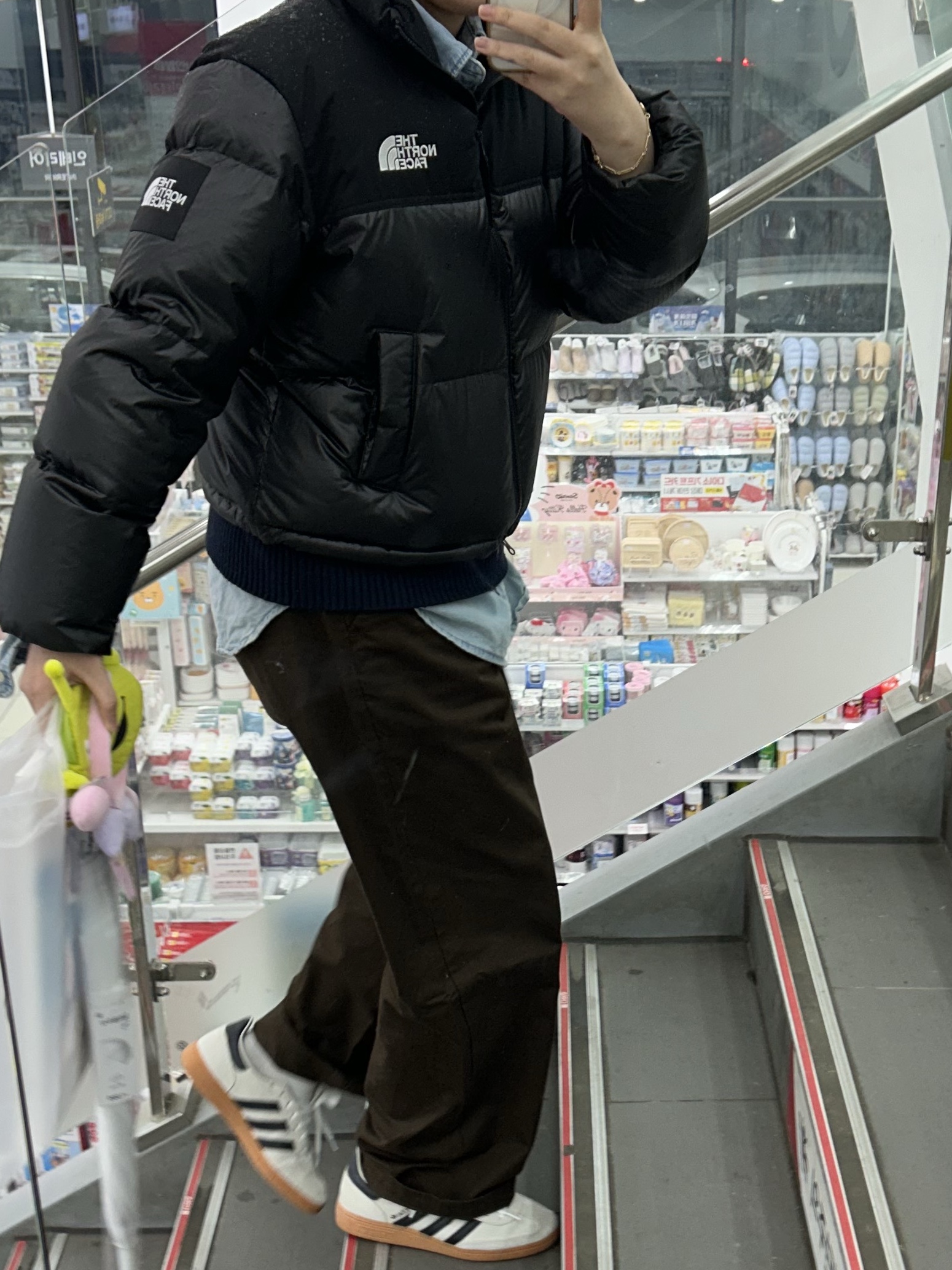 (W) The North Face White Label Novelty Nuptse Down Jacket Black, (W) Adidas Spezial Handball Aluminium Core Black 착용 스타일