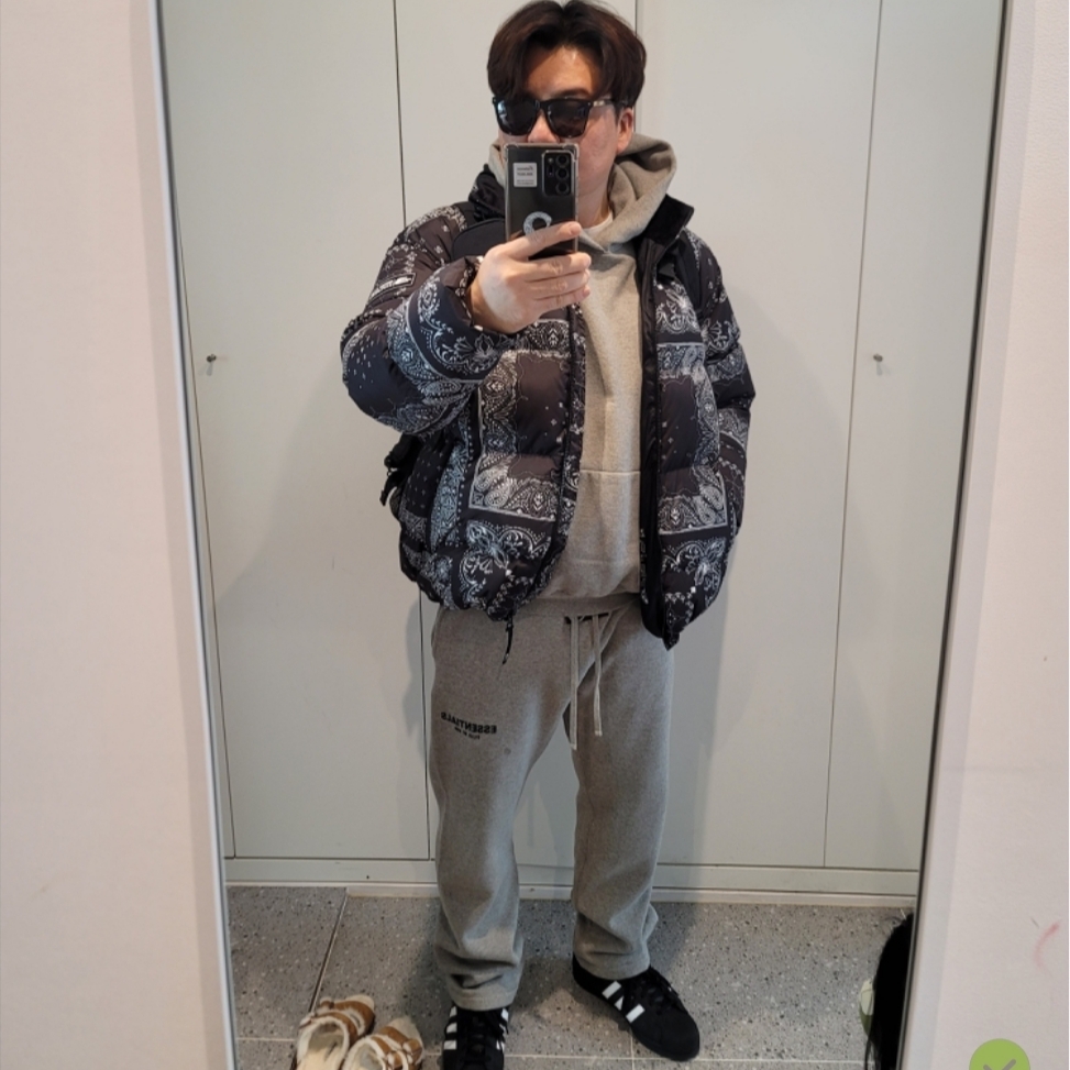 Adidas Superstar Core Black White, Essentials The Core Collection Hoodie Dark Oatmeal 착용 스타일 - 1