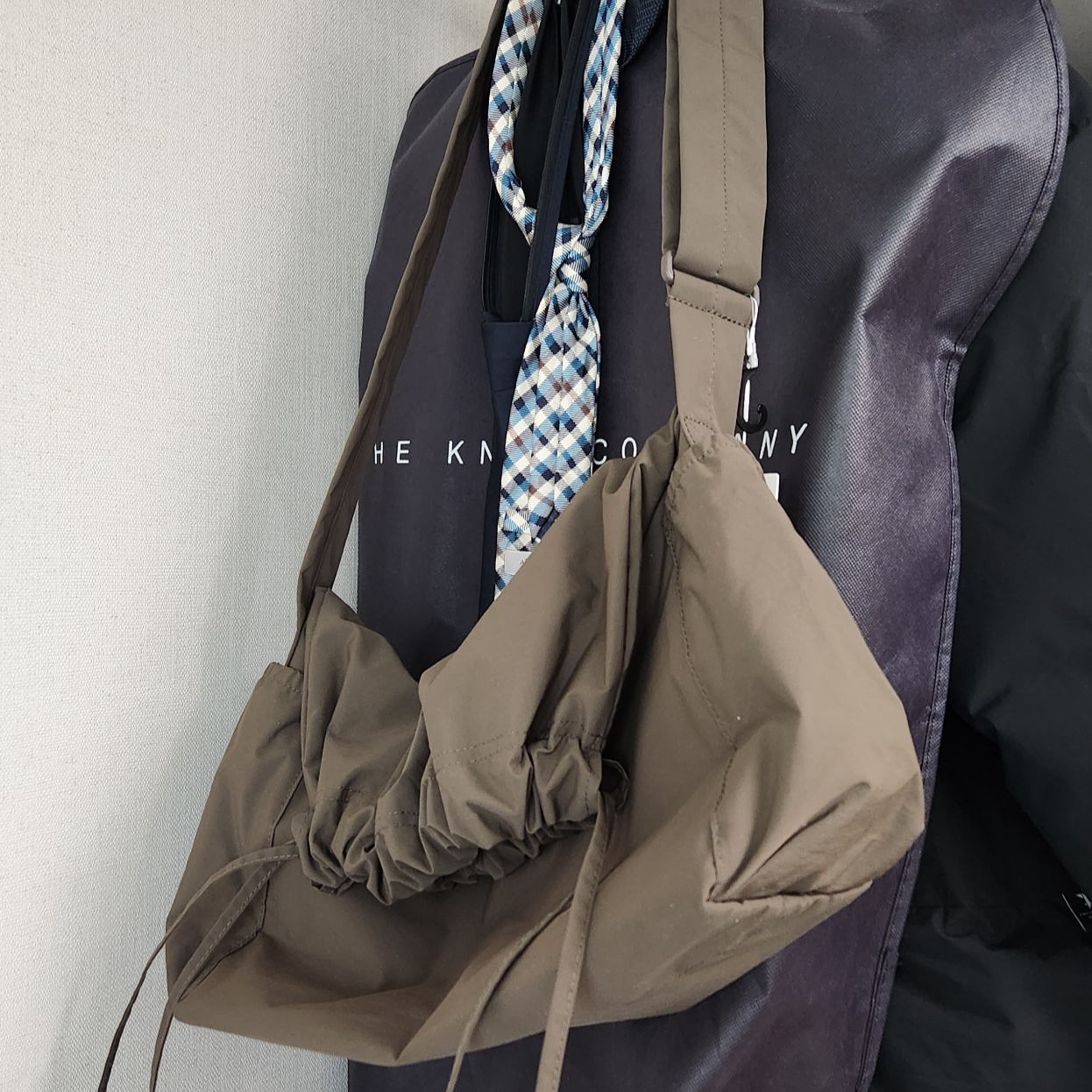 Uniqlo U Drawstring Shoulder Bag Olive 착용 스타일