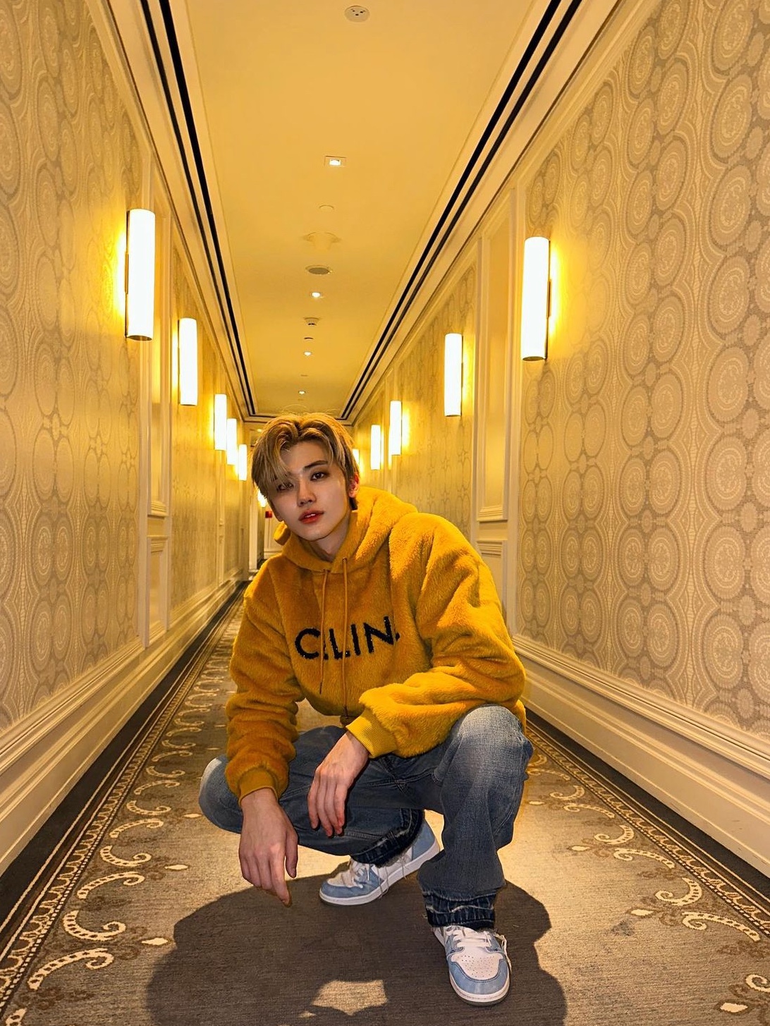 Jordan 1 Retro High OG Hyper Royal, Celine Loose Hoodie in Fuzzy Wool Sunshine Black 착용 스타일 - 1
