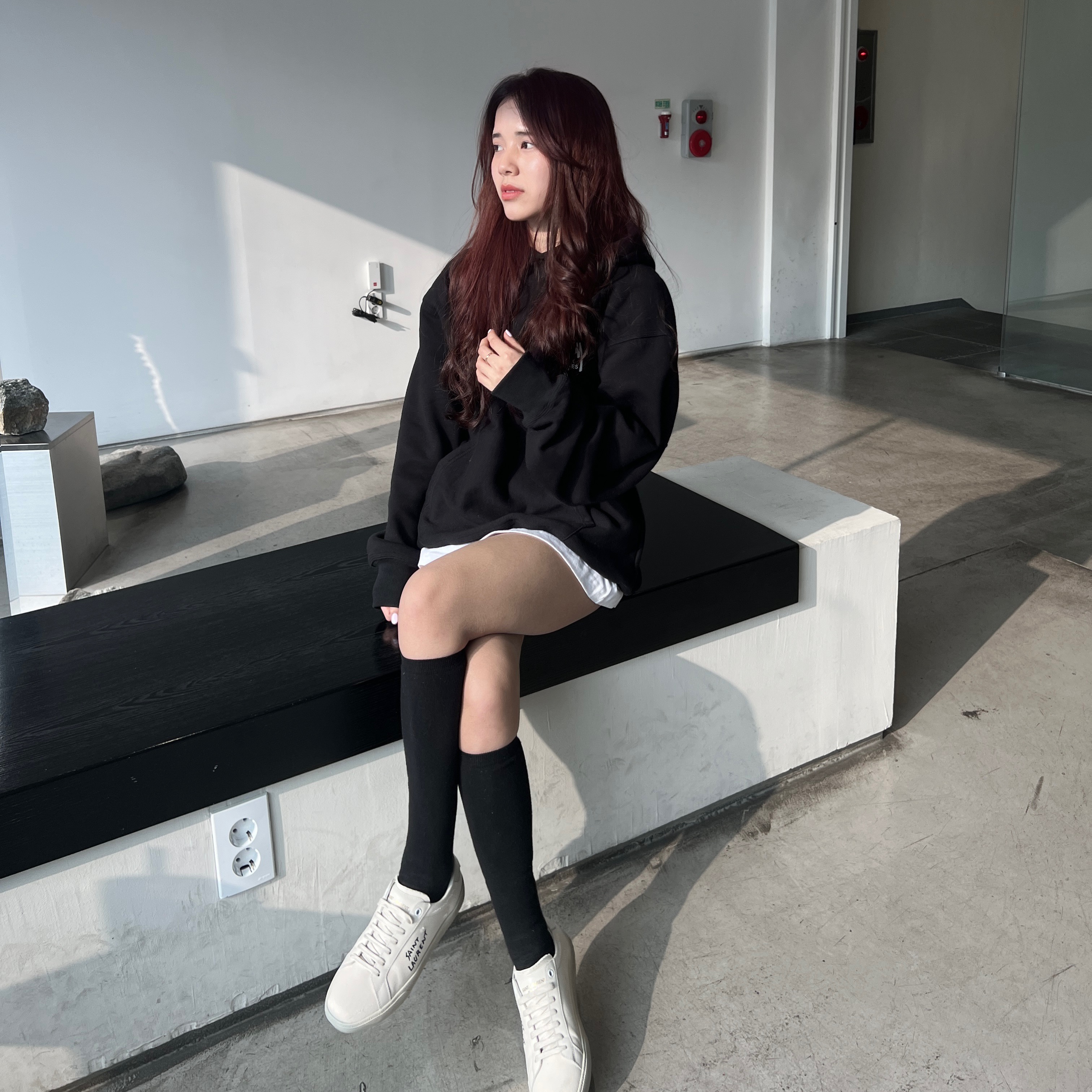 (W) Saint Laurent Court Classic SL/06 Sneakers Cream, Stussy World Tour Hoodie Ash Heather 2023 착용 스타일 - 1