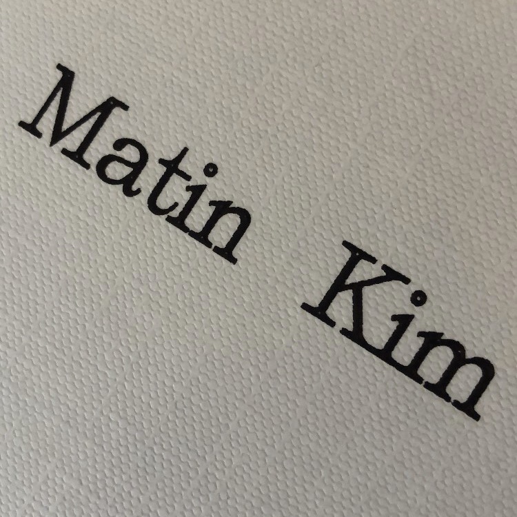 Matin Kim Accordion Wallet Black 착용 스타일