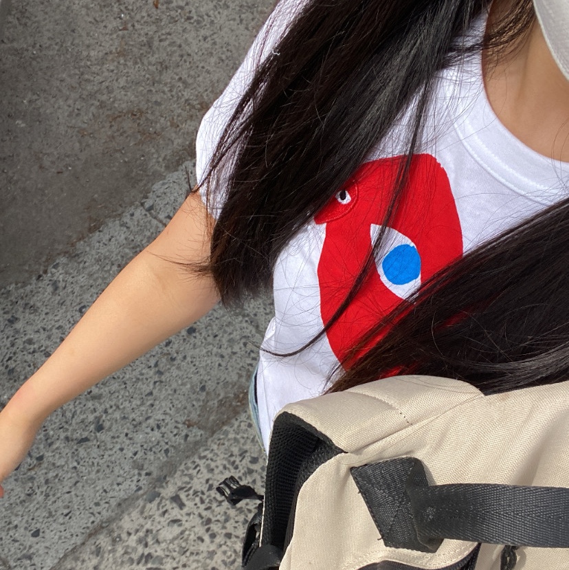 (W) Play Comme des Garcons Red Double Heart T-Shirt White 착용 스타일 - 2
