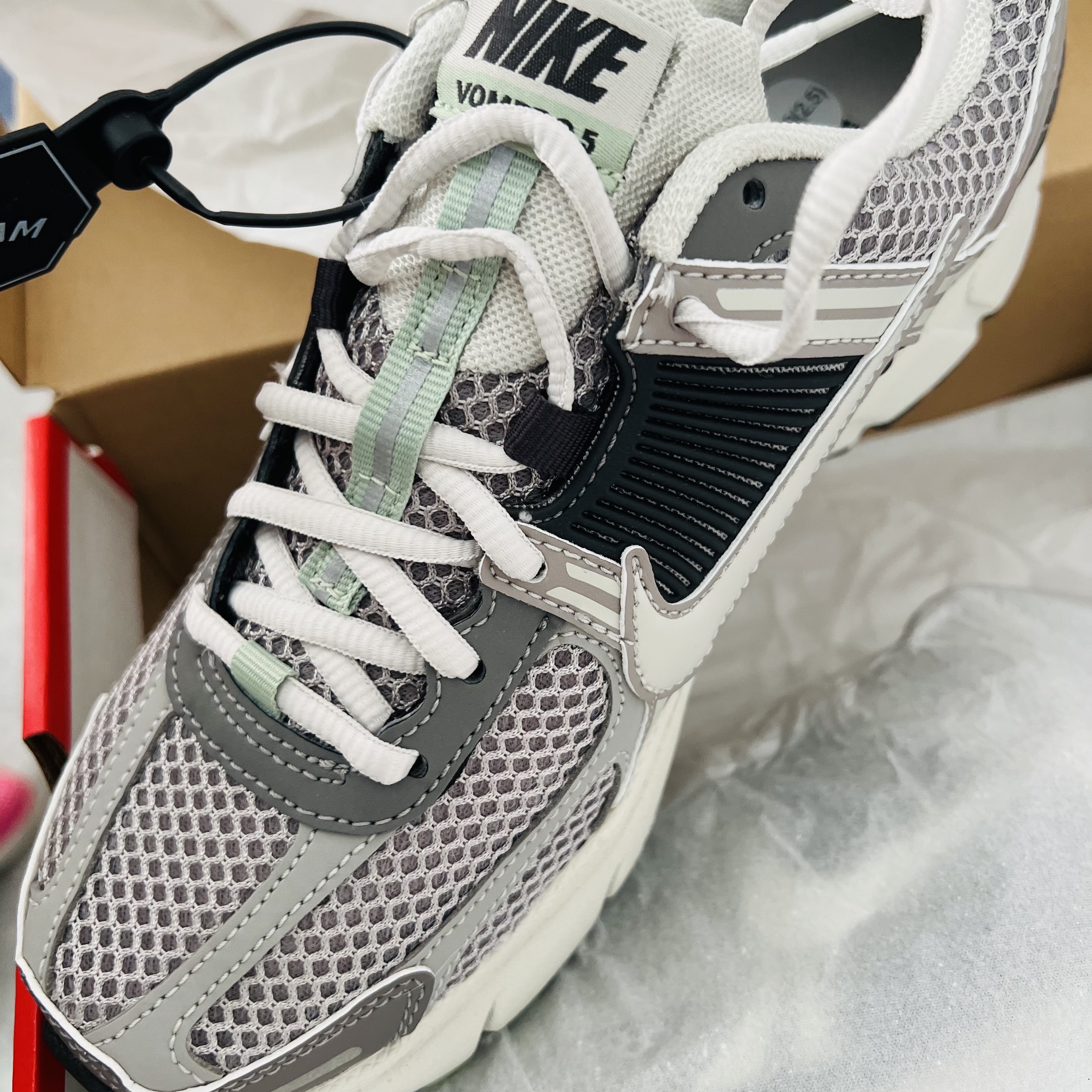 (W) Nike Zoom Vomero 5 Cobblestone and Flat Pewter 착용 스타일 - 2