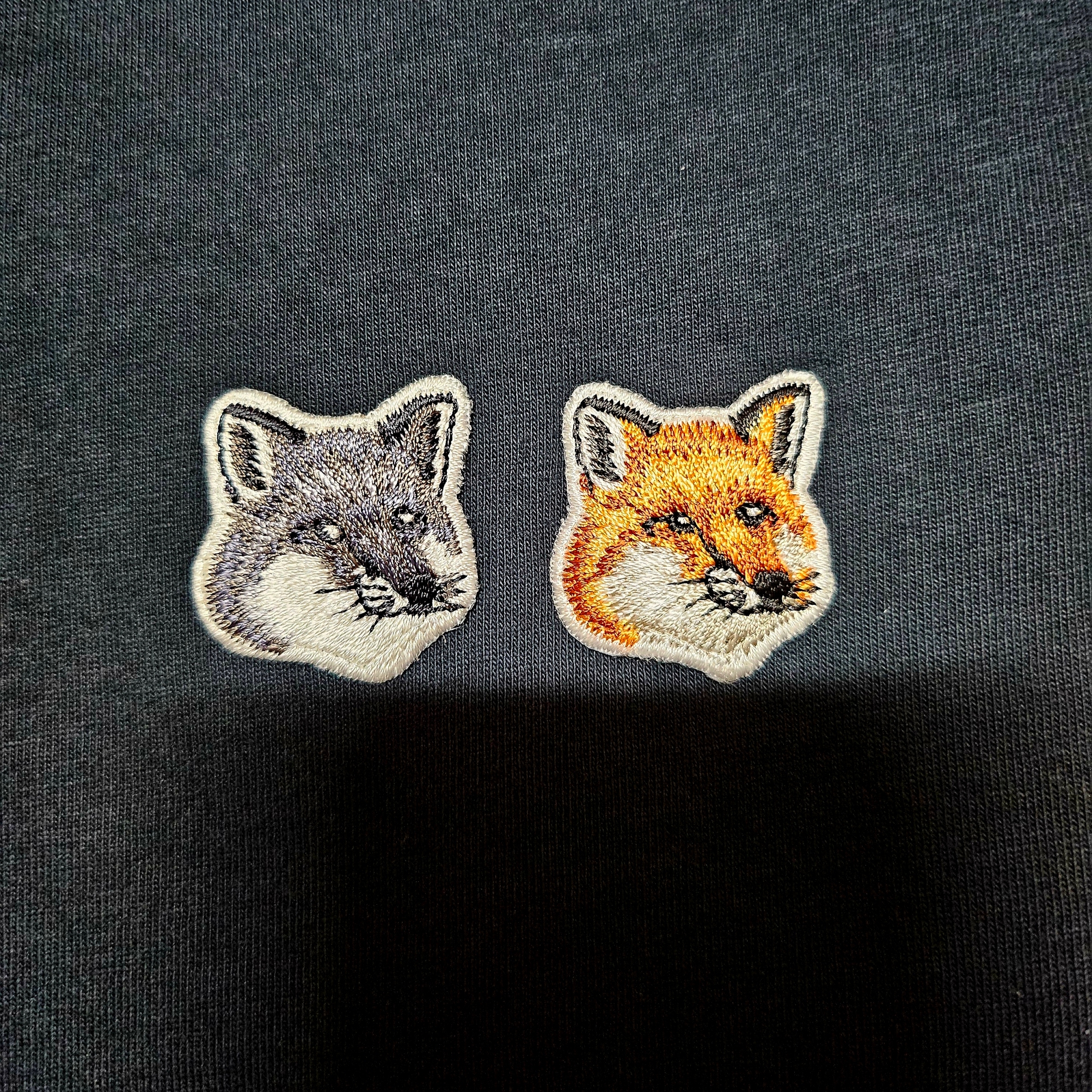 Maison Kitsune Double Fox Head Patch Classic T-Shirt Anthracite 착용 스타일