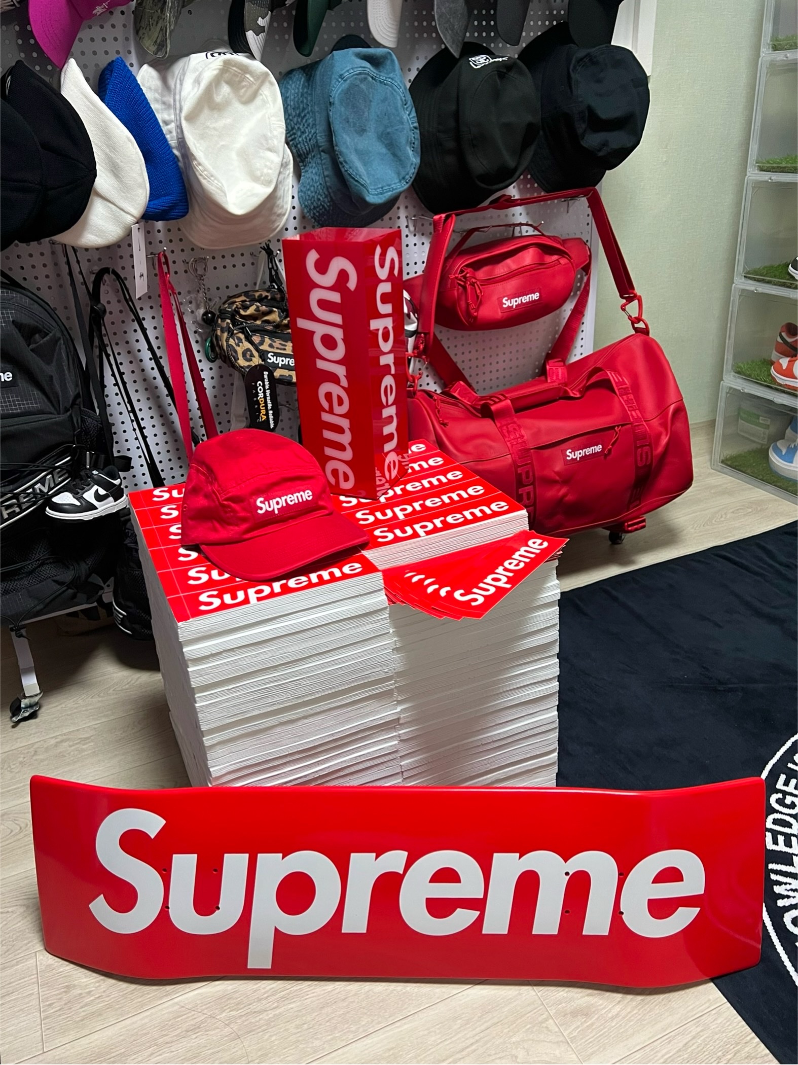 Supreme Box Logo Lamp Red (Korean Ver.) - 23FW, Supreme Leather Duffle Bag Red - 23FW 착용 스타일 - 3