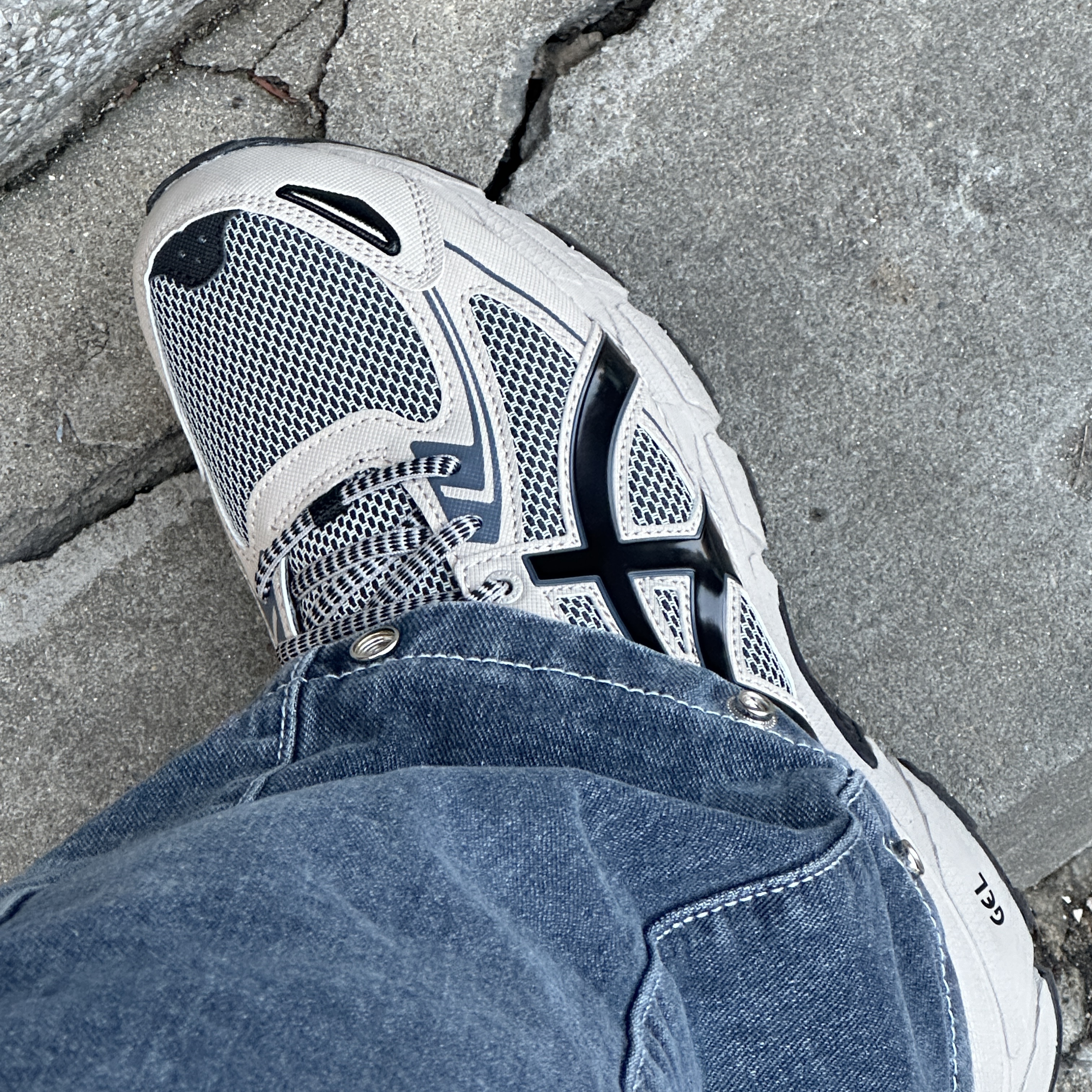 Asics Gel-Venture 6 Feather Grey Black 착용 스타일