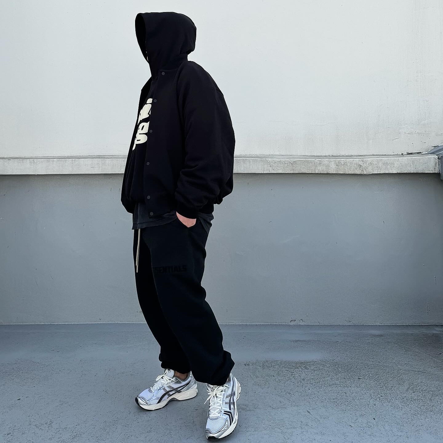 Fear of God x Saint Mxxxxxx Saint of God Hoodie Black, Essentials The Core Collection Sweatpants Black 착용 스타일 - 3