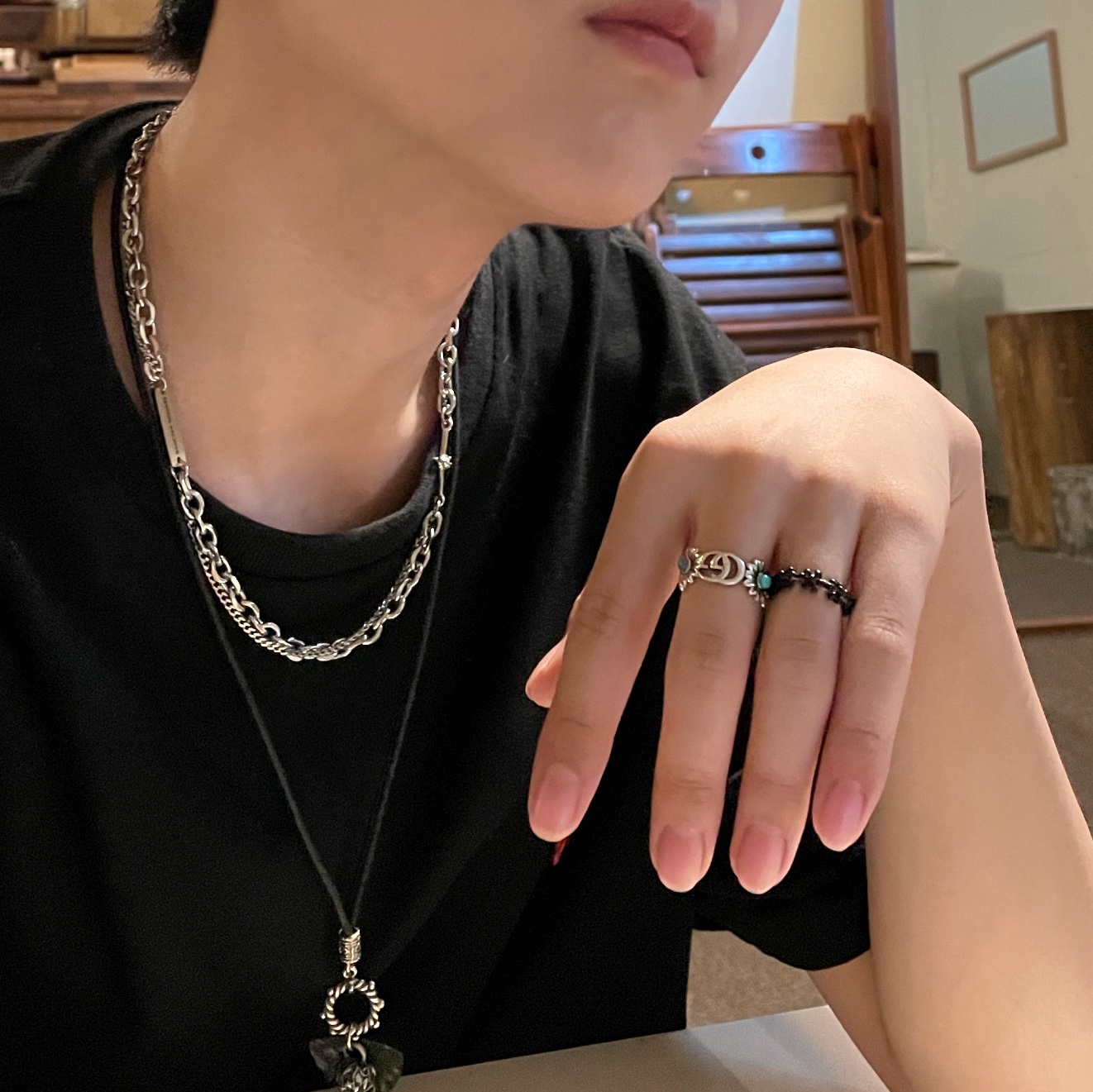 Gucci Double G Mother of Pearl Ring Silver 착용 스타일