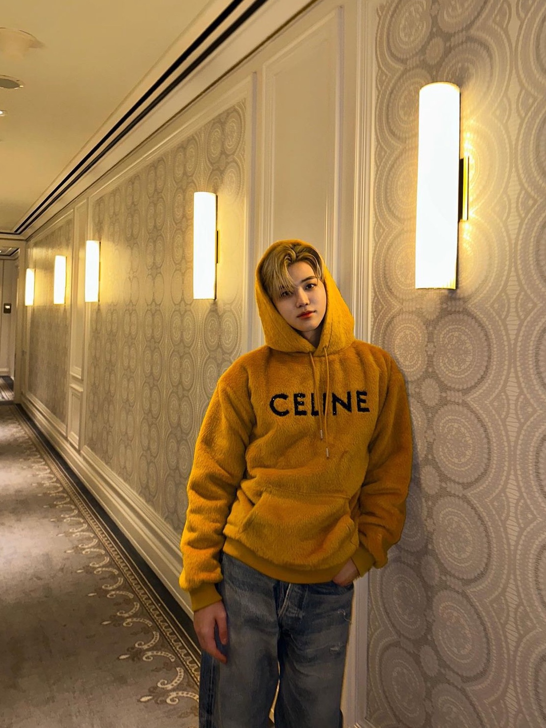 Jordan 1 Retro High OG Hyper Royal, Celine Loose Hoodie in Fuzzy Wool Sunshine Black 착용 스타일 - 3