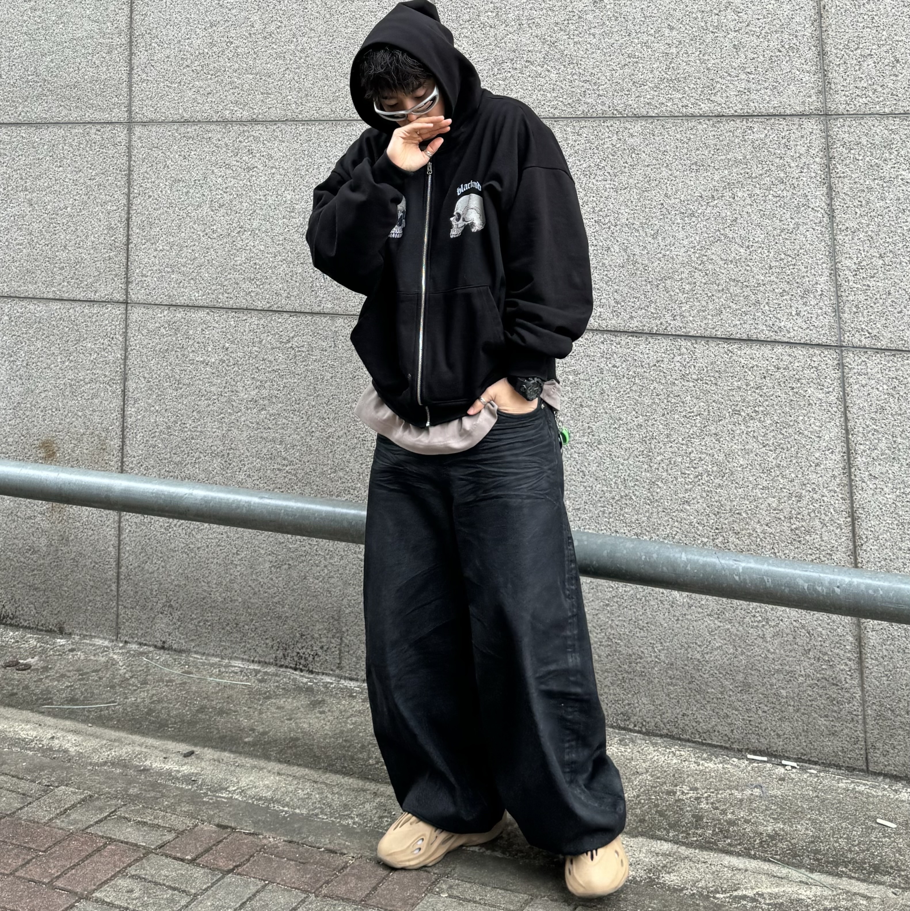 Adidas Yeezy Foam RNNR Ochre 착용 스타일 - 2