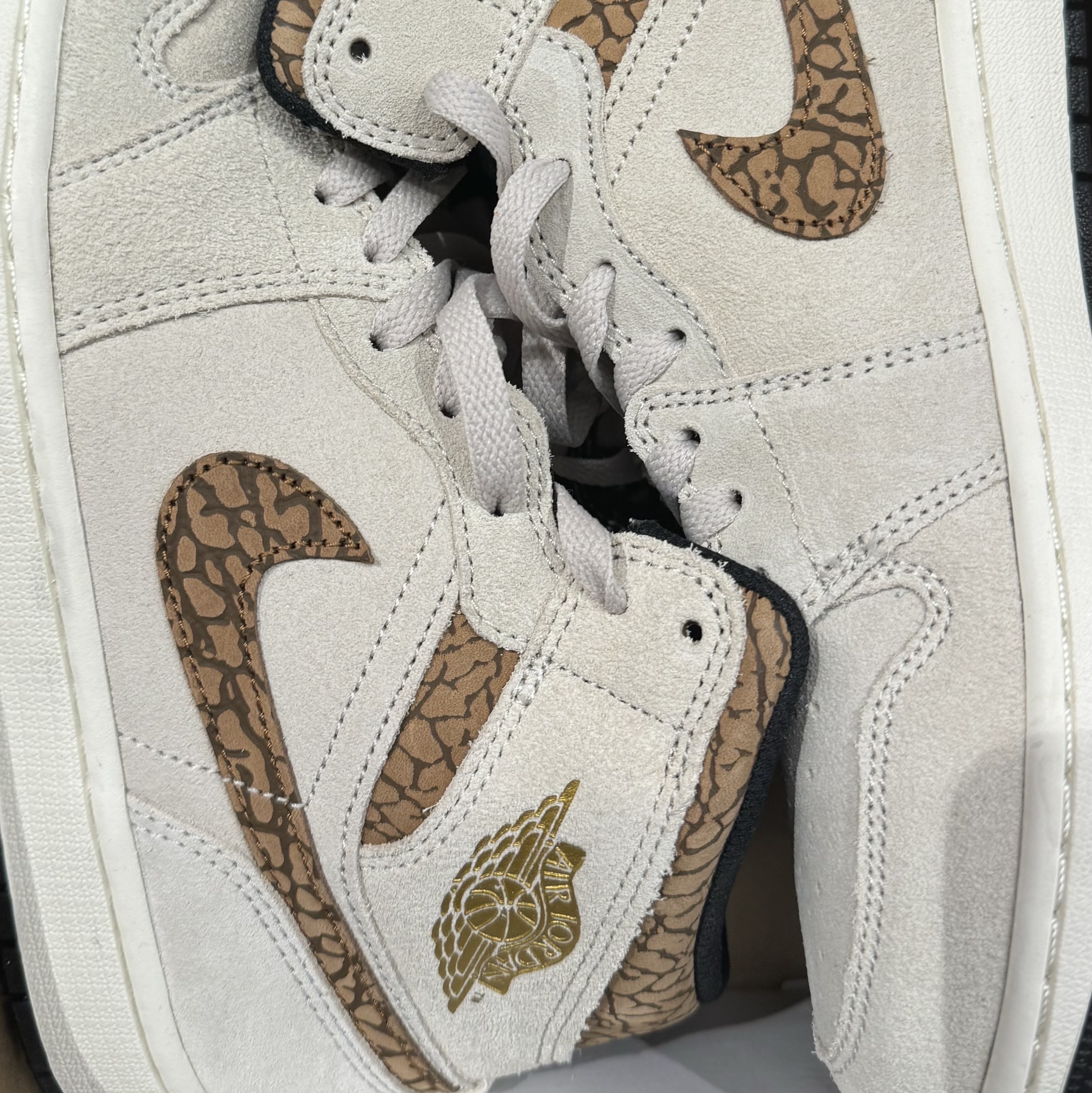 Jordan 1 Mid SE Light Orewood Brown Metallic Gold 착용 스타일