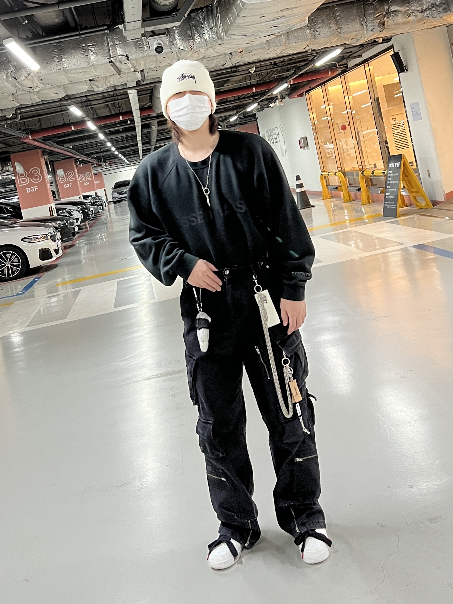 Essentials 3D Silicon Applique Crewneck Dark Slate/Black 2020, Nike x Stussy NRG Cuffed Beanie Summit White 착용 스타일 - 1