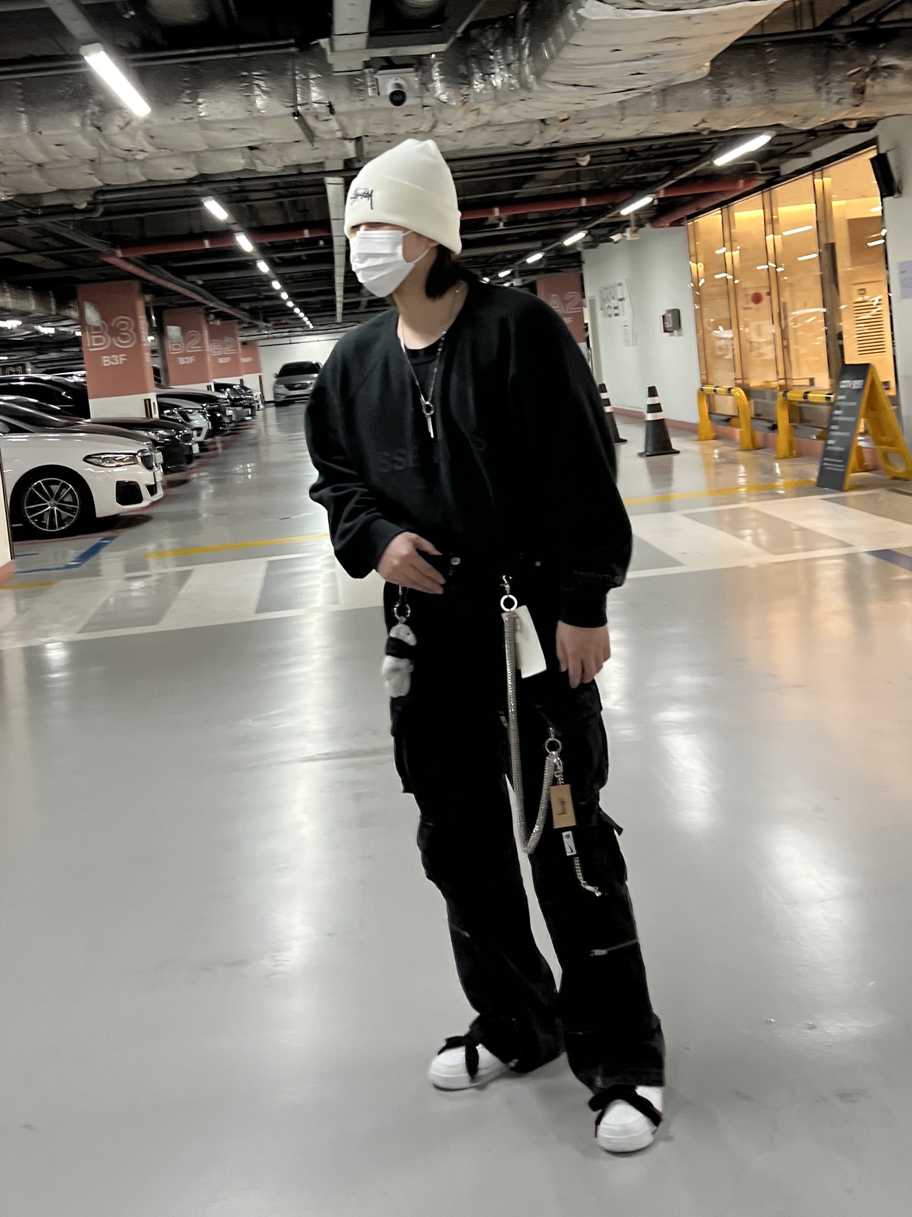 Essentials 3D Silicon Applique Crewneck Dark Slate/Black 2020, Nike x Stussy NRG Cuffed Beanie Summit White 착용 스타일 - 2
