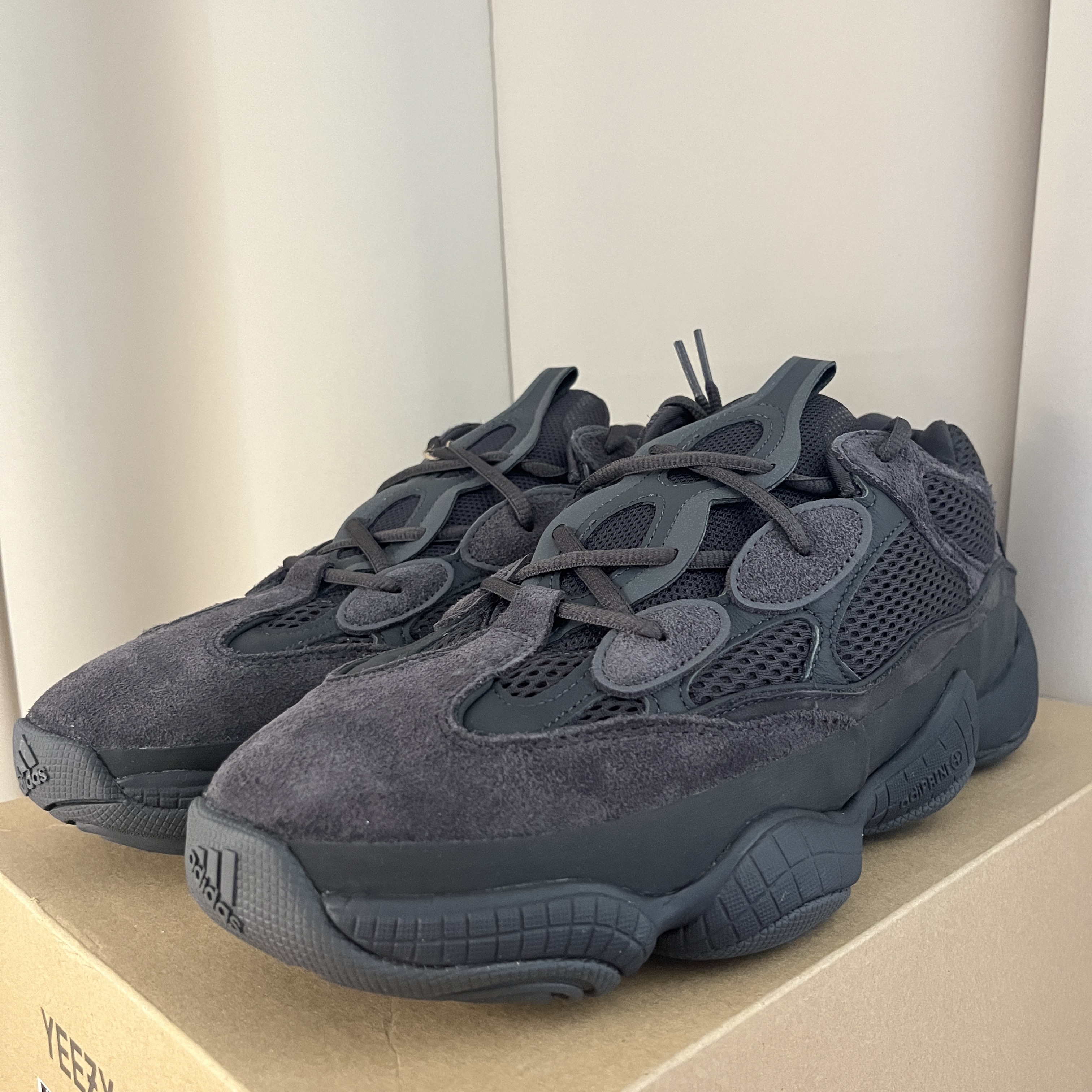 Adidas Yeezy Boost 700 Utility Black 2023 착용 스타일