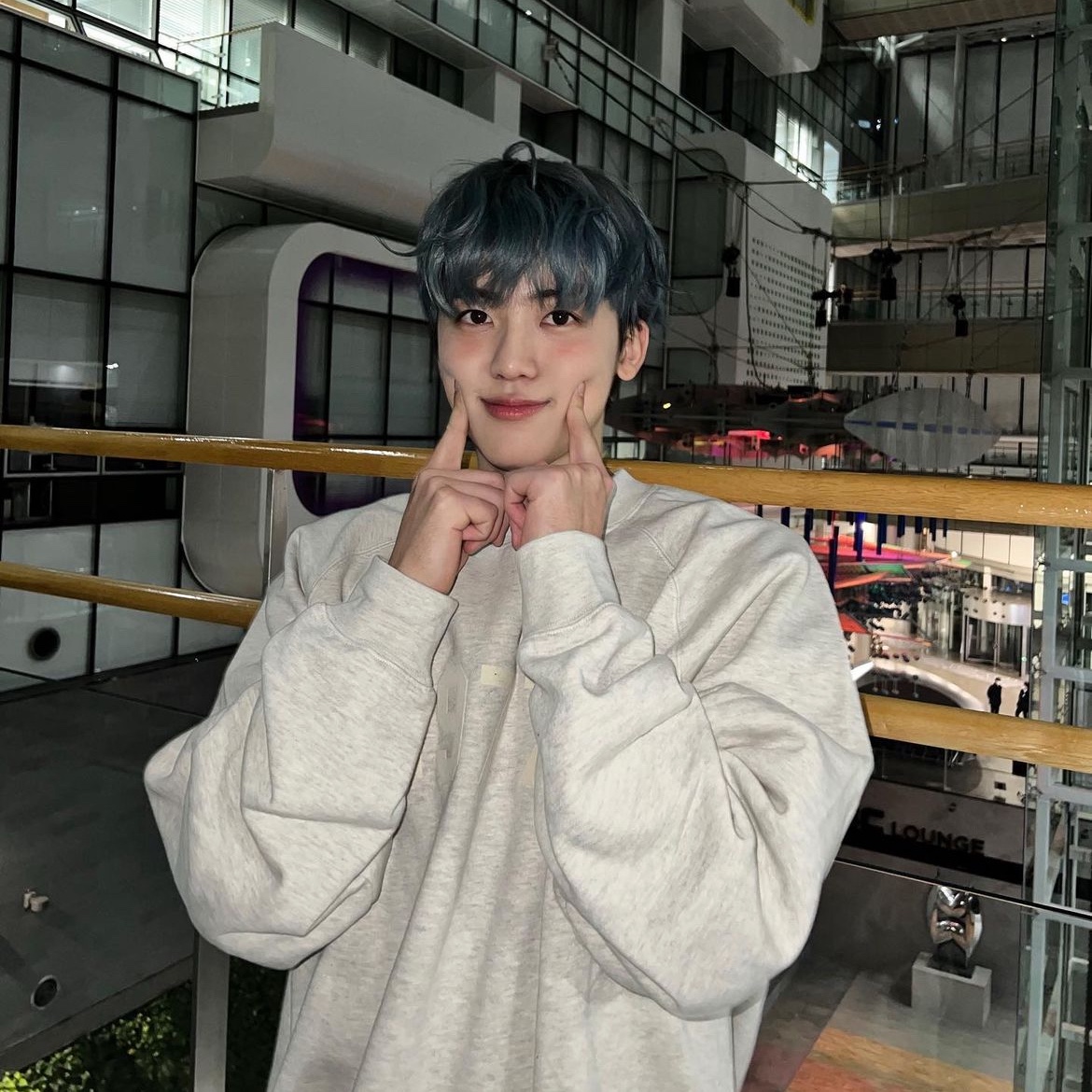 Essentials 1977 Crewneck Sweatshirt Light Oatmeal - 22SS 착용 스타일 - 4