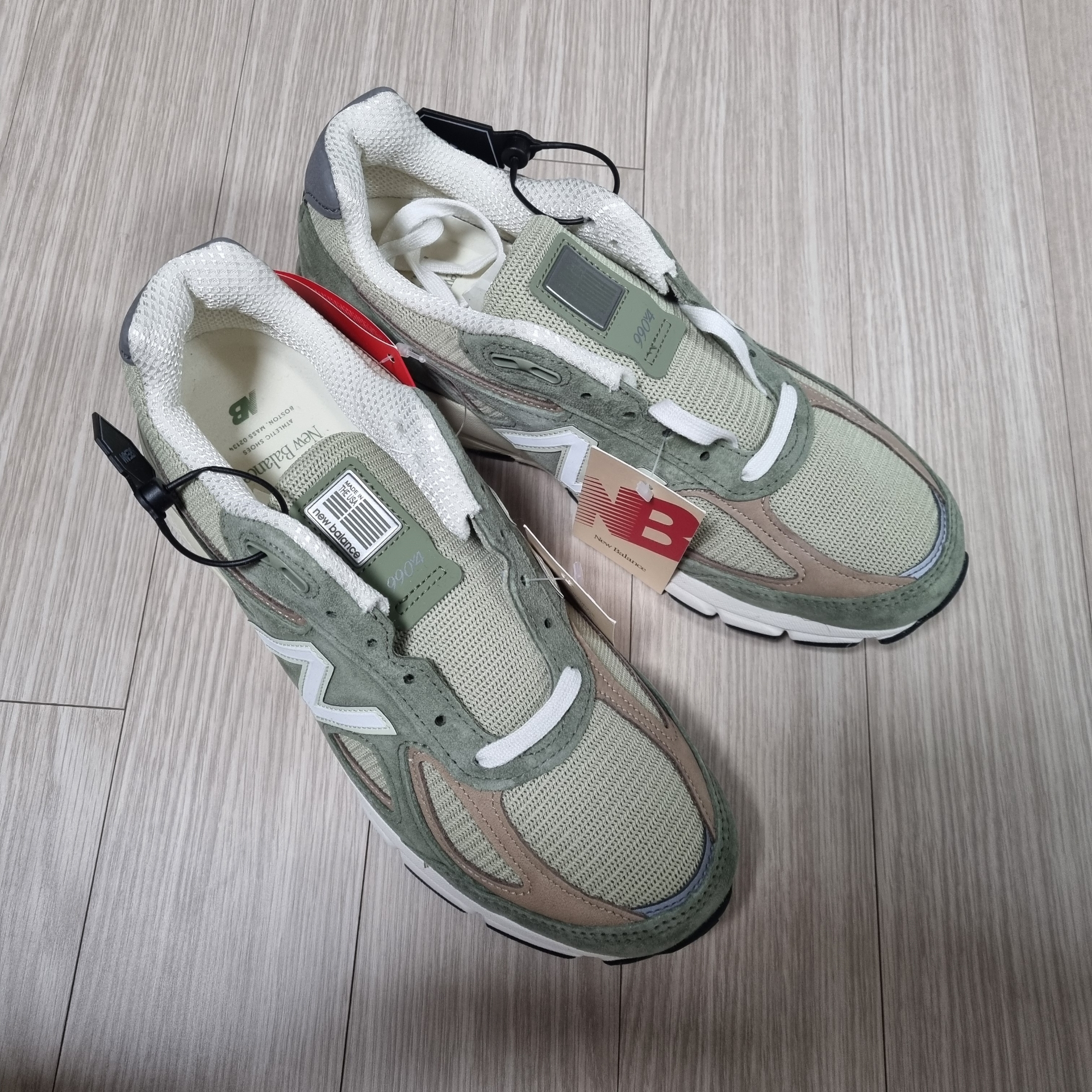 New Balance 990v4 Made in USA Olive Incense 착용 스타일