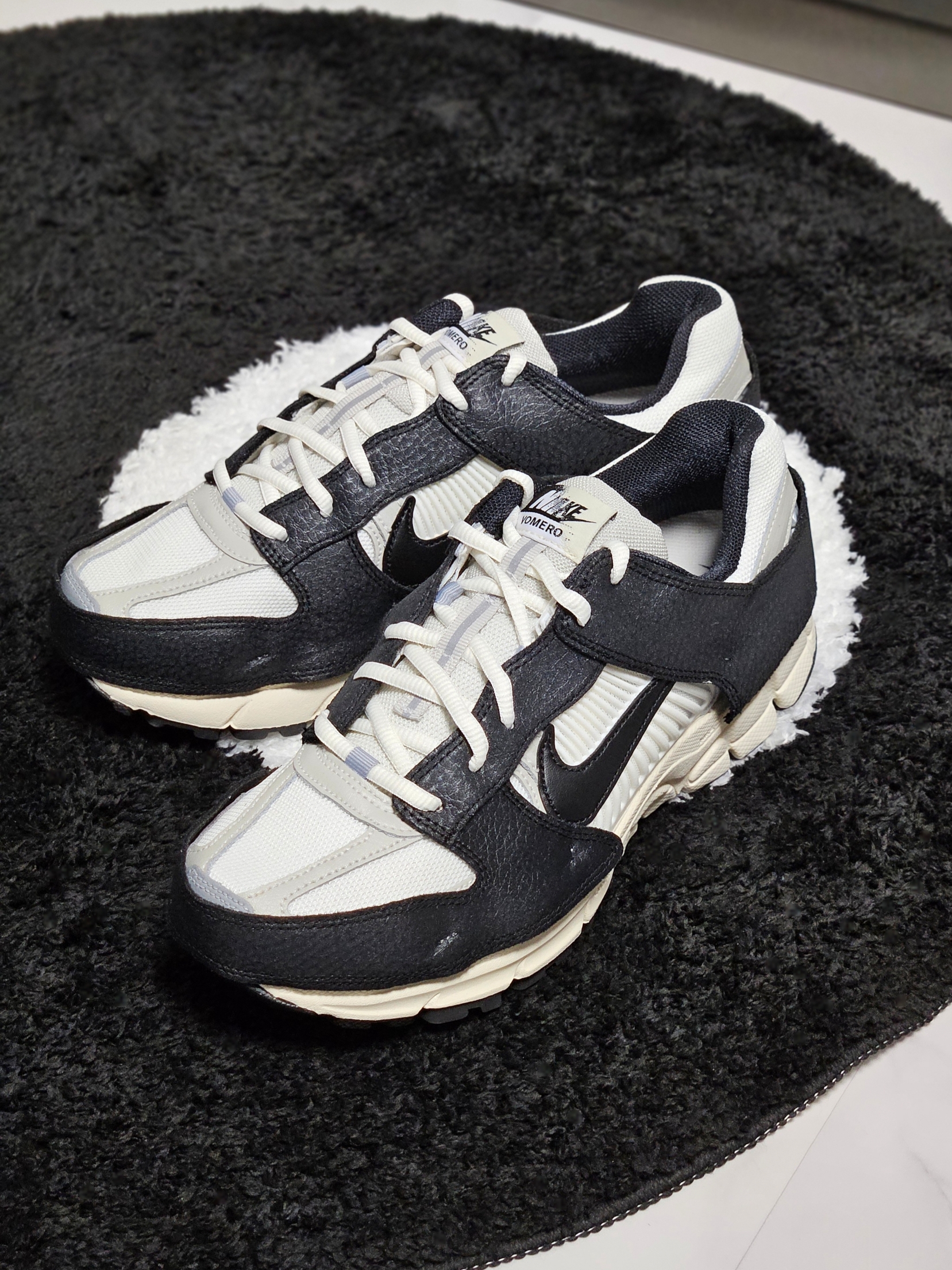 (W) Nike Zoom Vomero 5 Wolf Grey and Black 착용 스타일 - 2