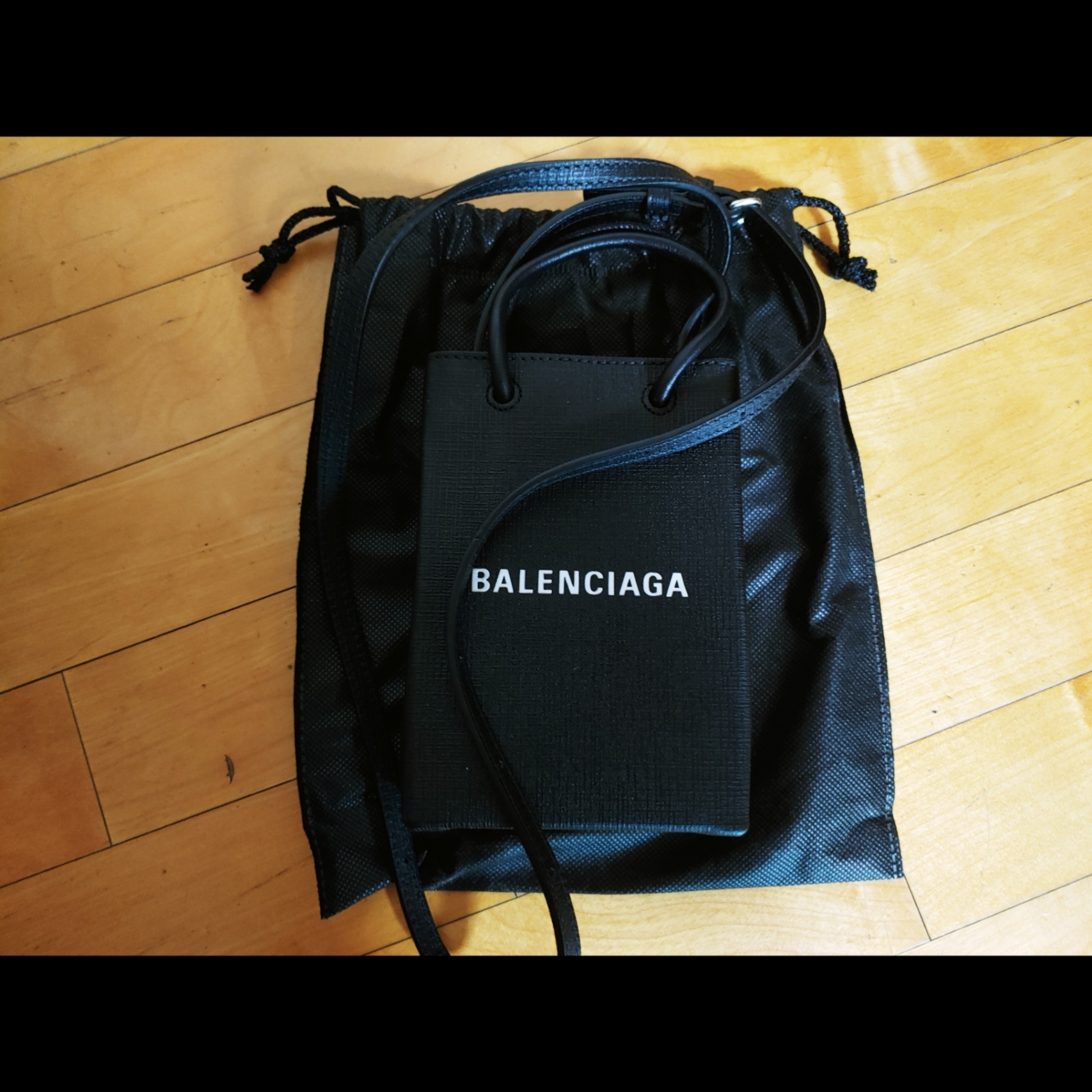 Balenciaga Mini Shopping Bag Phone Holder Black 착용 스타일