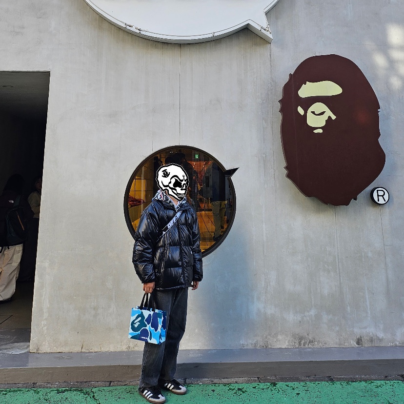BAPE Store Fukuoka Ape Head T-Shirt Black, Adidas Samba Vegan Black White 착용 스타일 - 1