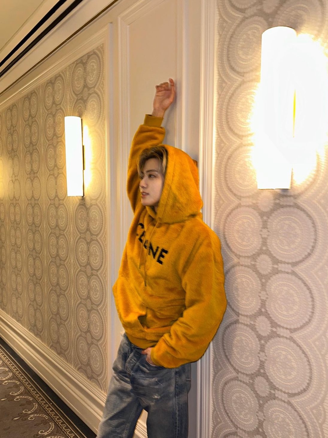 Jordan 1 Retro High OG Hyper Royal, Celine Loose Hoodie in Fuzzy Wool Sunshine Black 착용 스타일 - 4