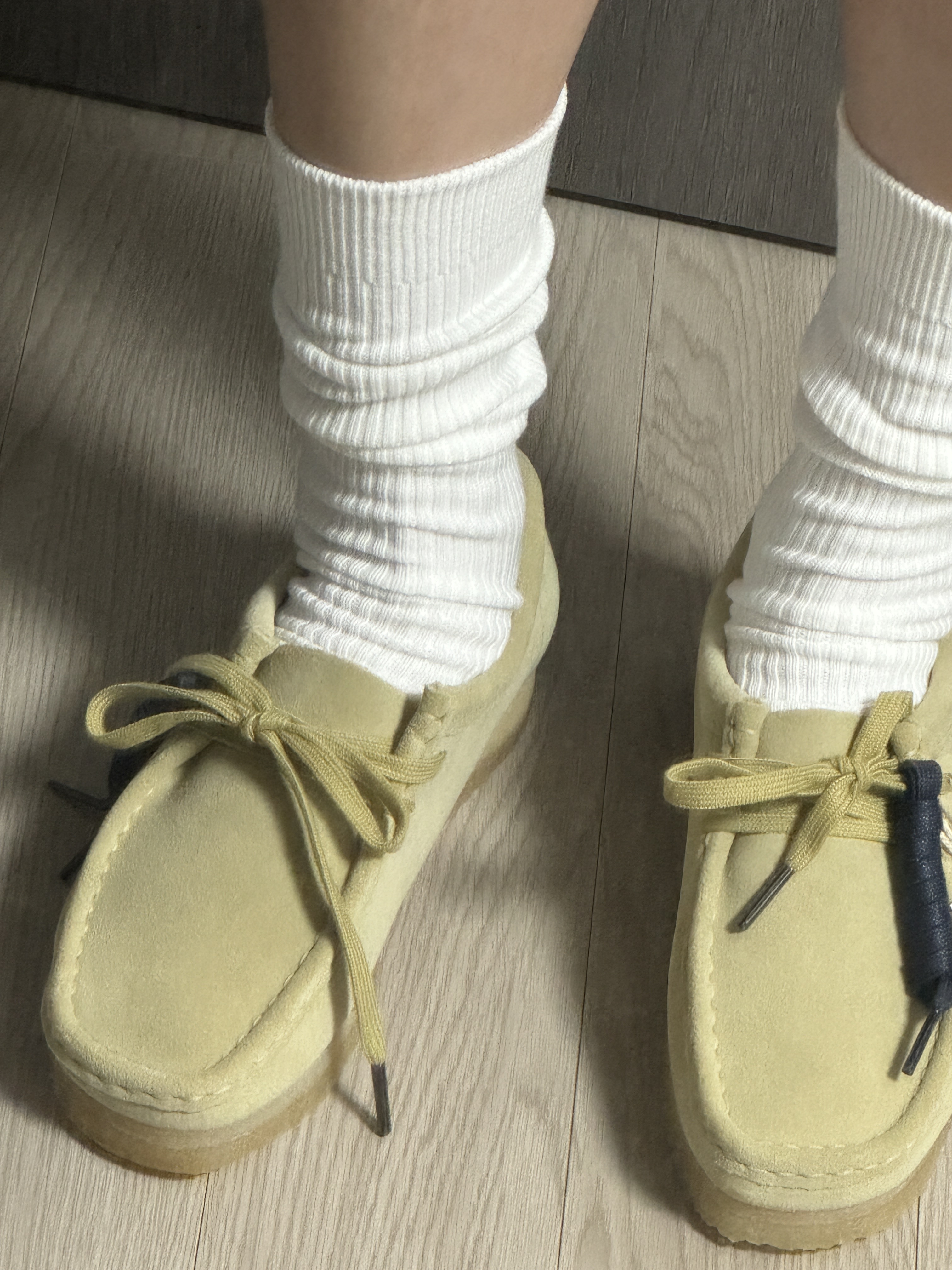 (W) Clarks Wallabee Maple Suede 착용 스타일 - 1