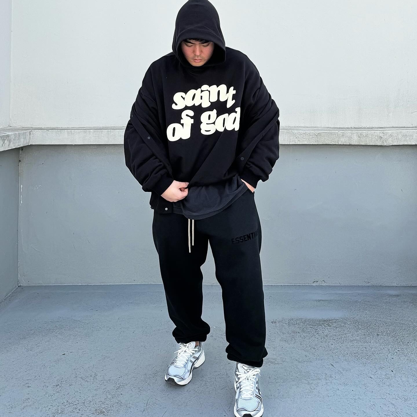 Fear of God x Saint Mxxxxxx Saint of God Hoodie Black, Essentials The Core Collection Sweatpants Black 착용 스타일 - 1