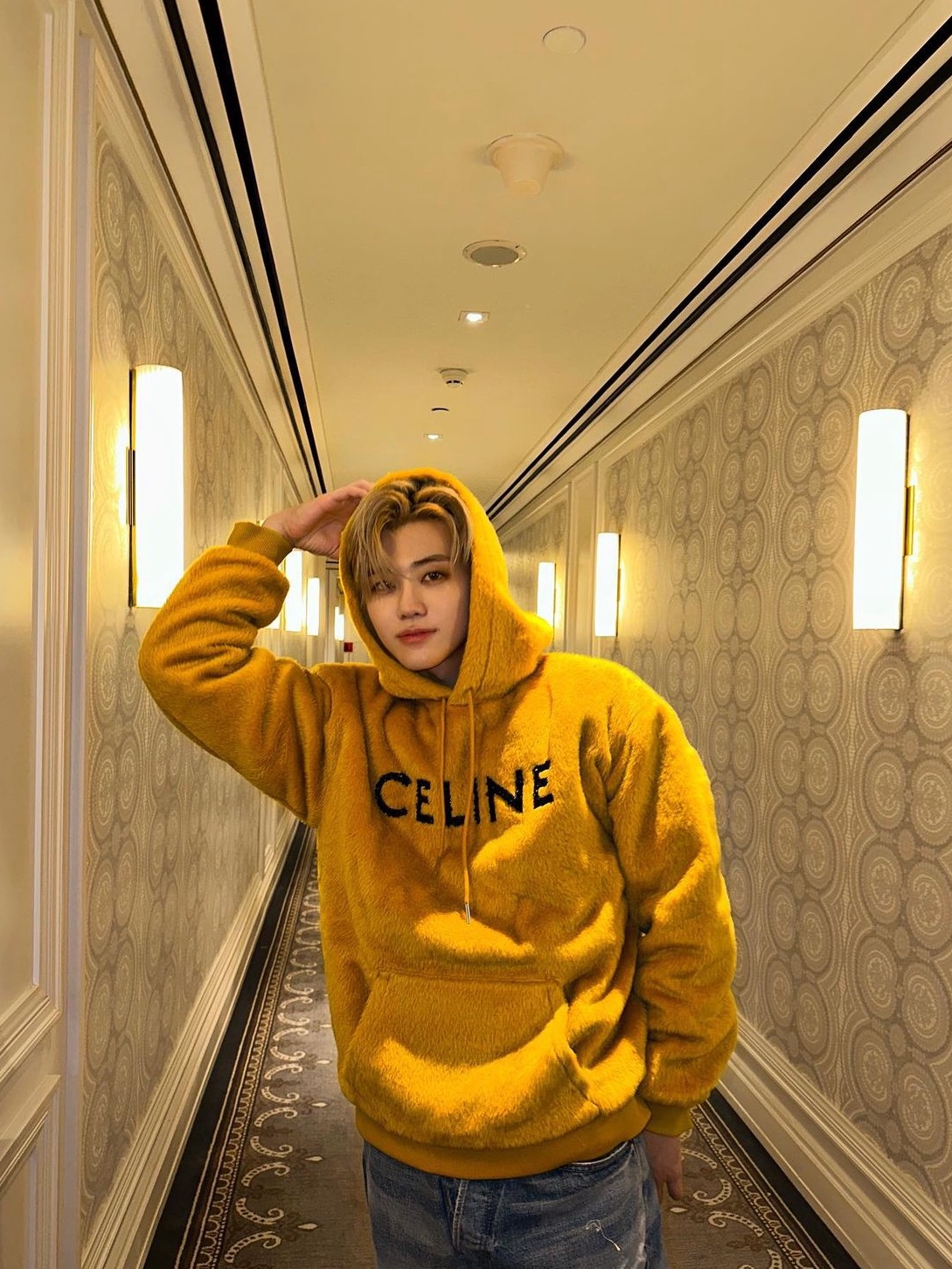Jordan 1 Retro High OG Hyper Royal, Celine Loose Hoodie in Fuzzy Wool Sunshine Black 착용 스타일 - 2