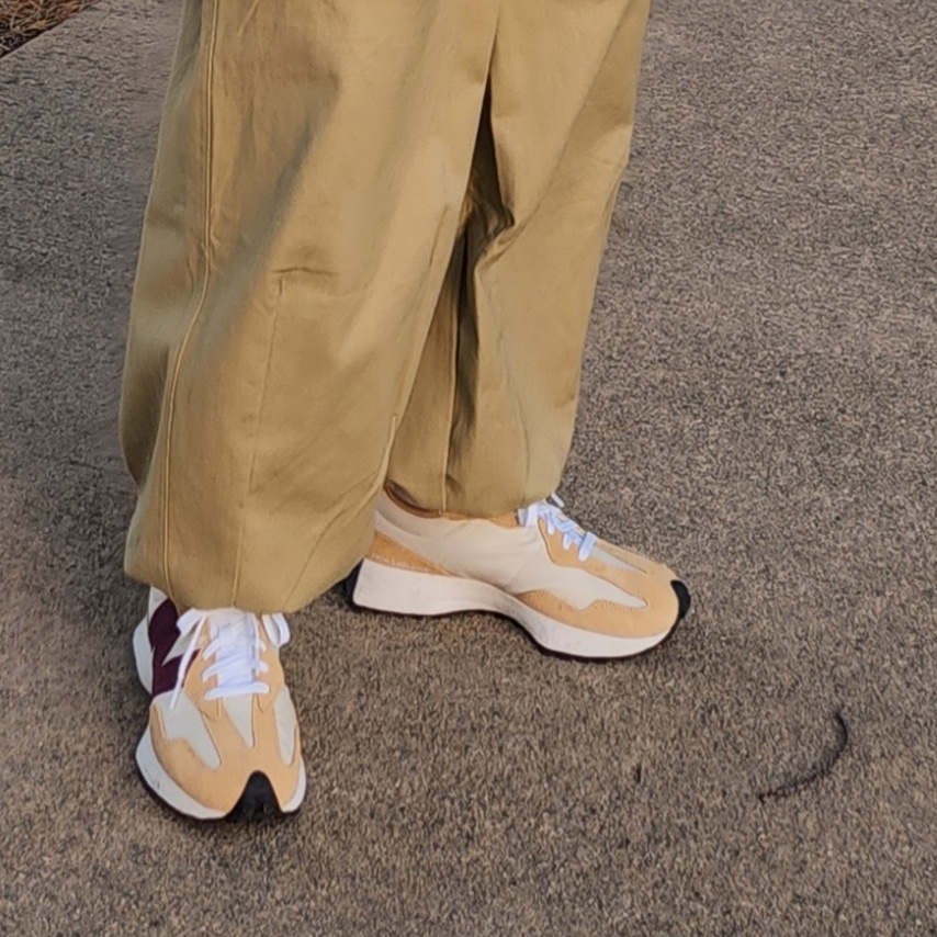 New Balance 327 Moonbeam Ghost Pepper 착용 스타일