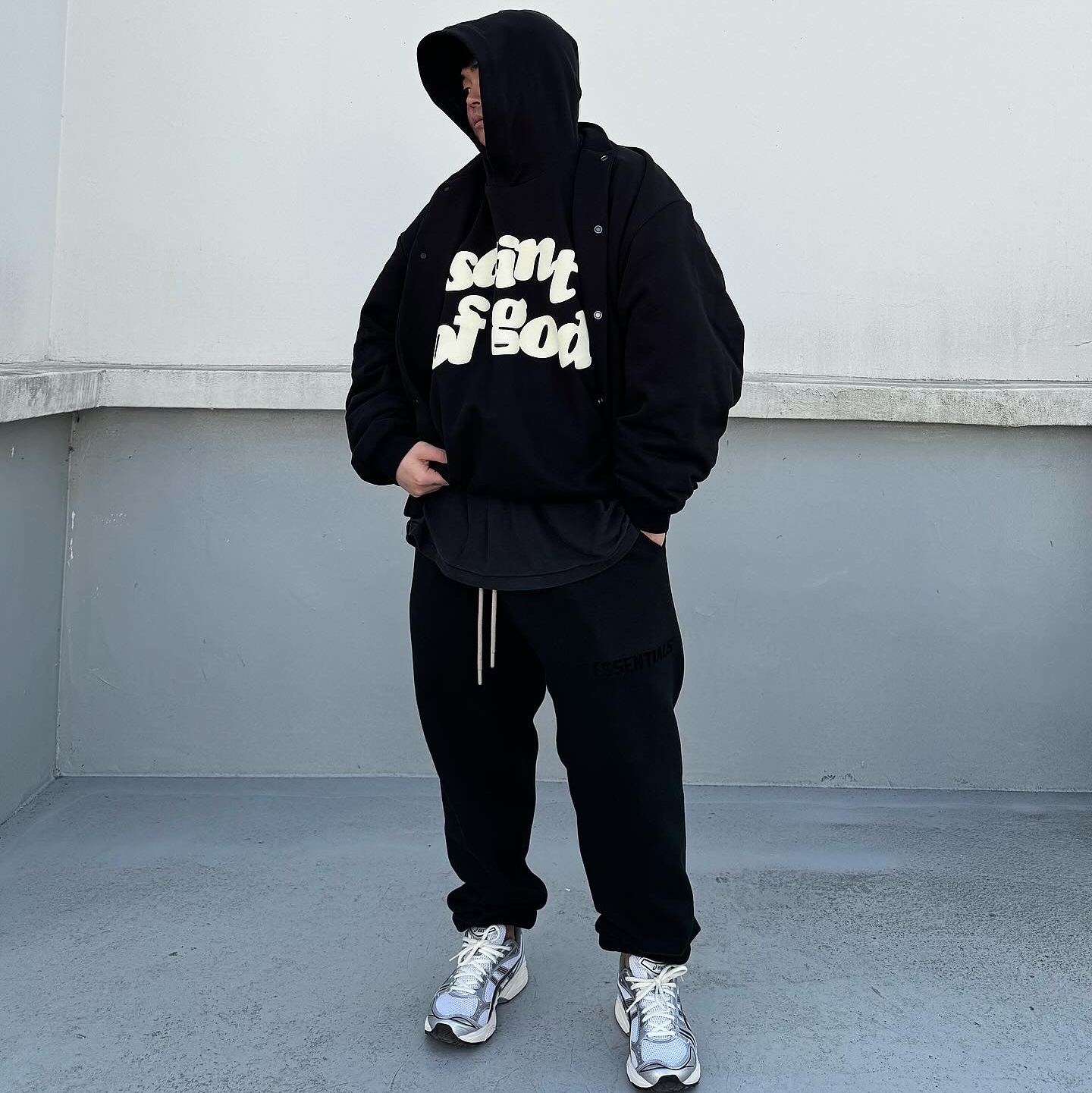 Fear of God x Saint Mxxxxxx Saint of God Hoodie Black, Essentials The Core Collection Sweatpants Black 착용 스타일 - 4