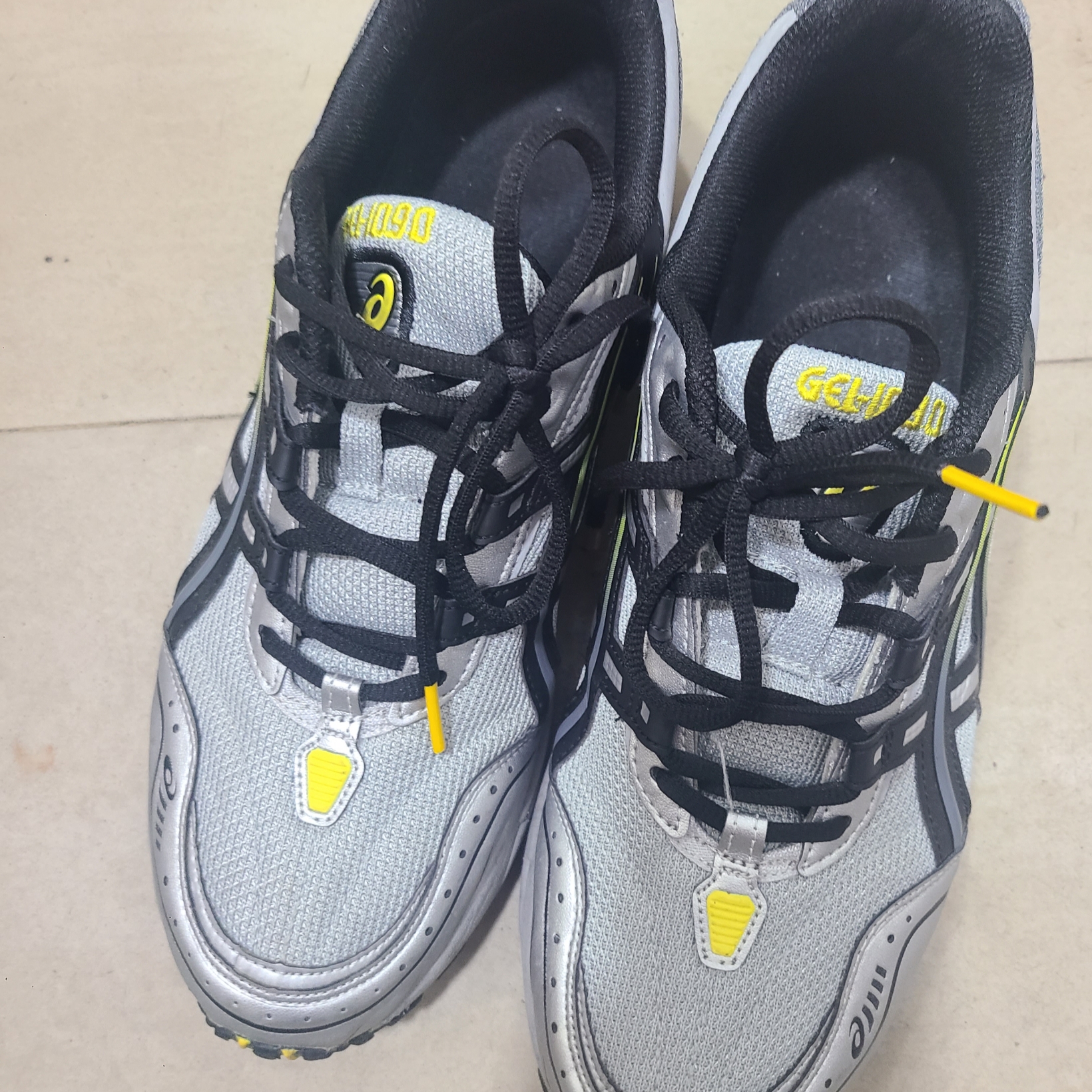 Asics Gel-1090 Mid Grey Black 착용 스타일