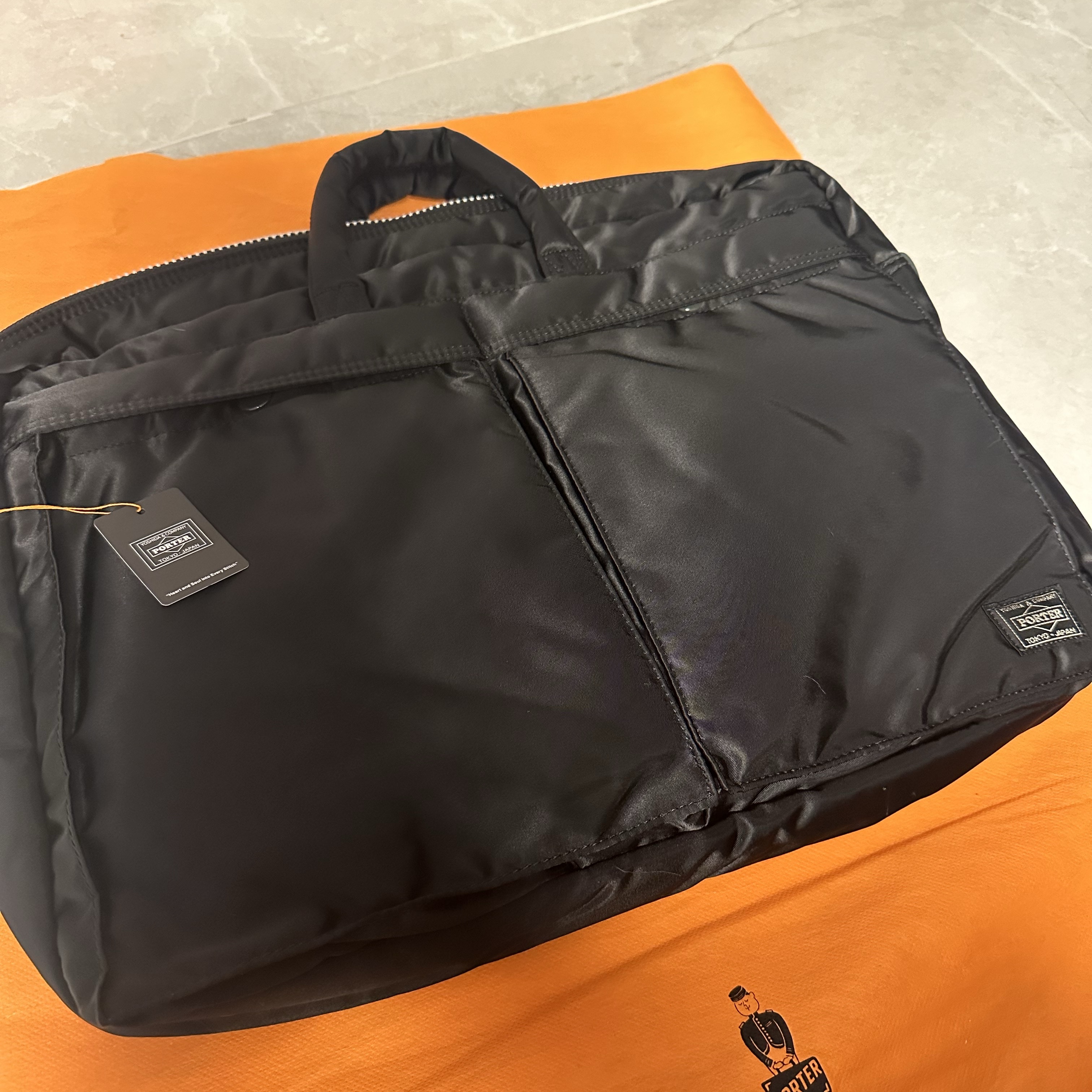 Porter Tanker 2Way Briefcase Black 착용 스타일
