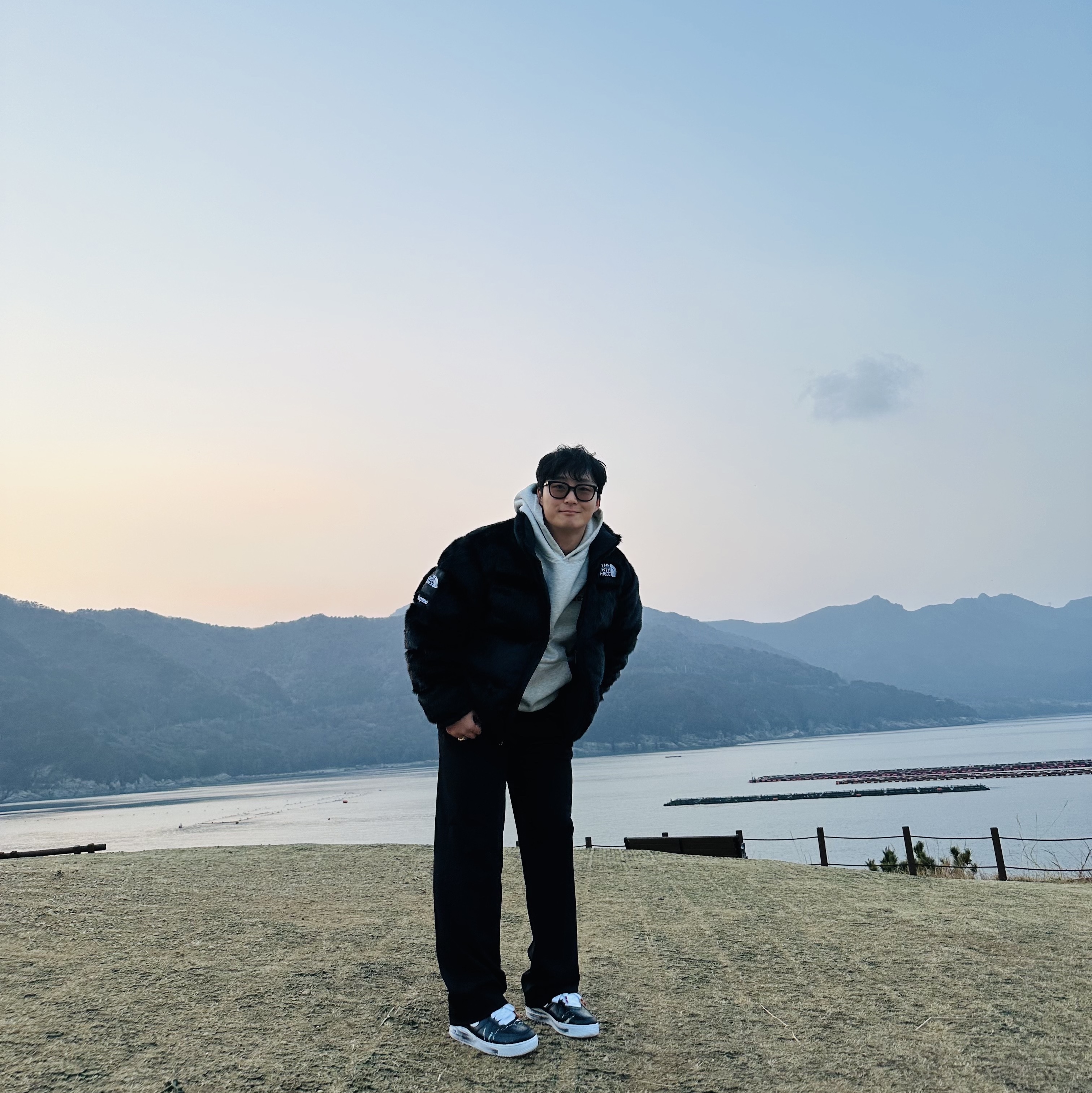 Supreme x The North Face Faux Fur Nuptse Jacket Black - 20FW, Supreme Webbing Keychain Red - 20FW 착용 스타일