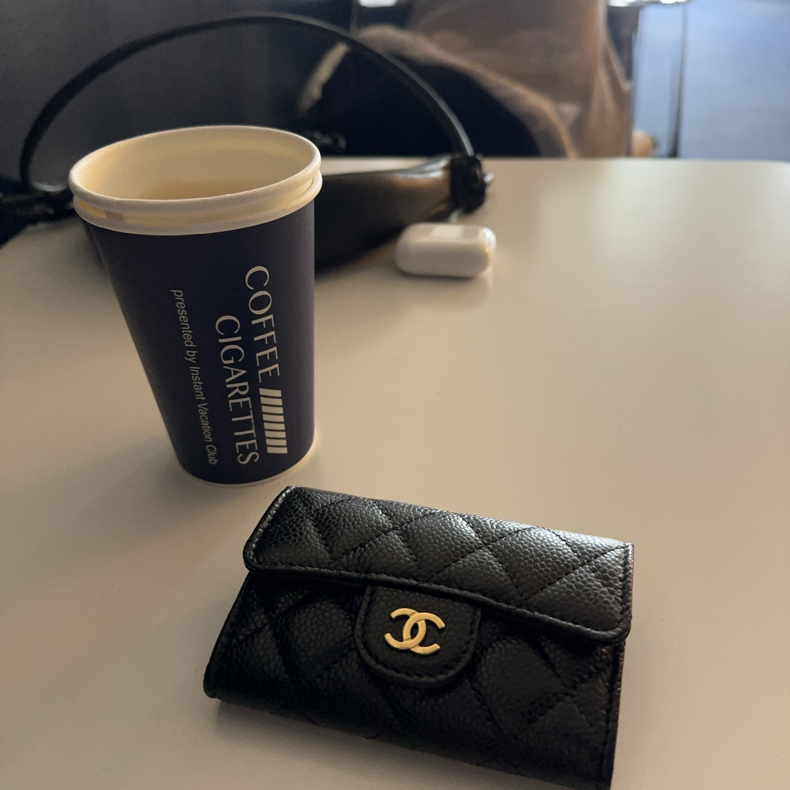 Chanel Classic Card Holder Grained Calfskin & Gold Black 착용 스타일