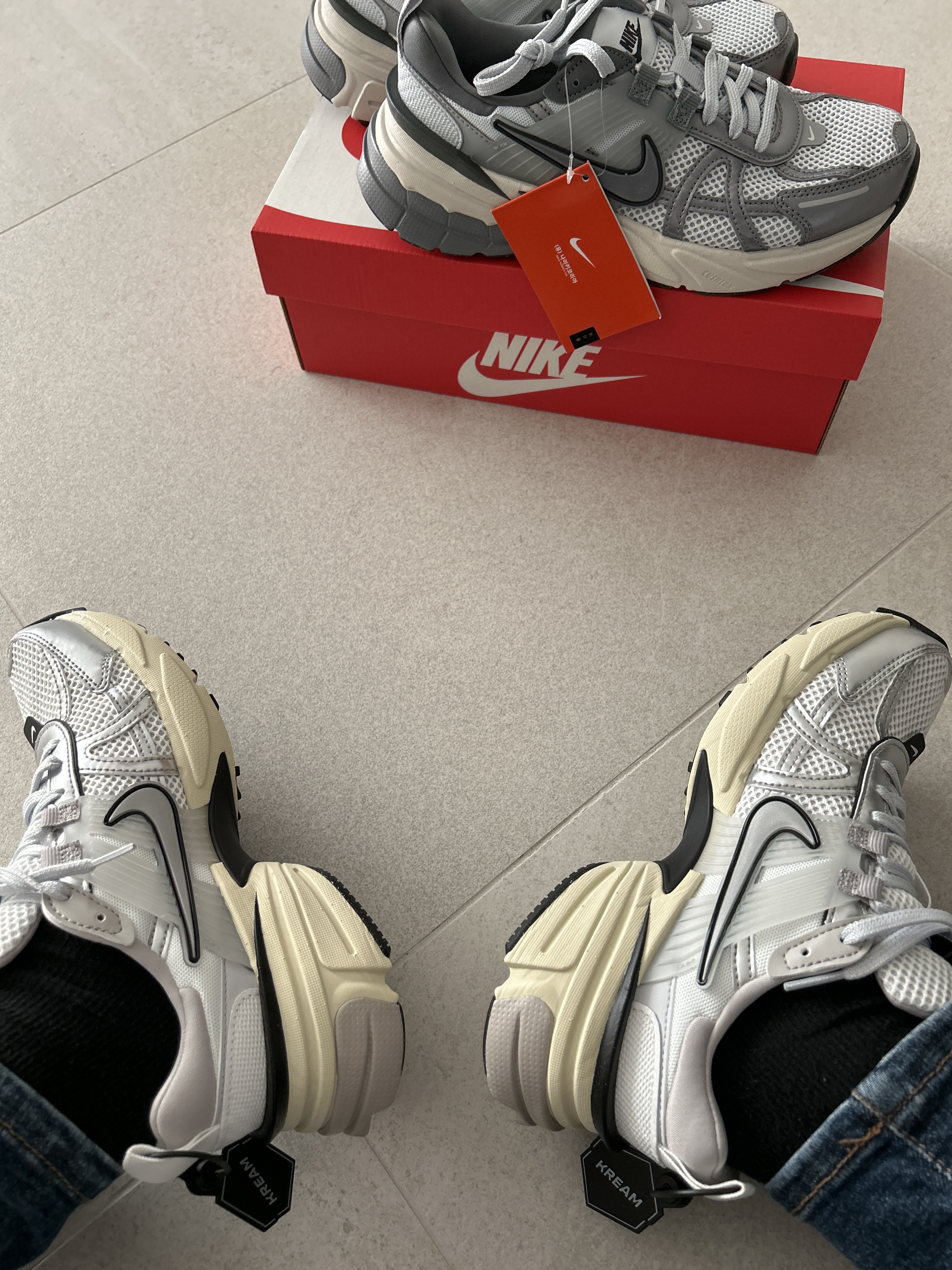 Nike V2K Run Summit White Metallic Silver, Nike V2K Run Pure Platinum Wolf Grey 착용 스타일