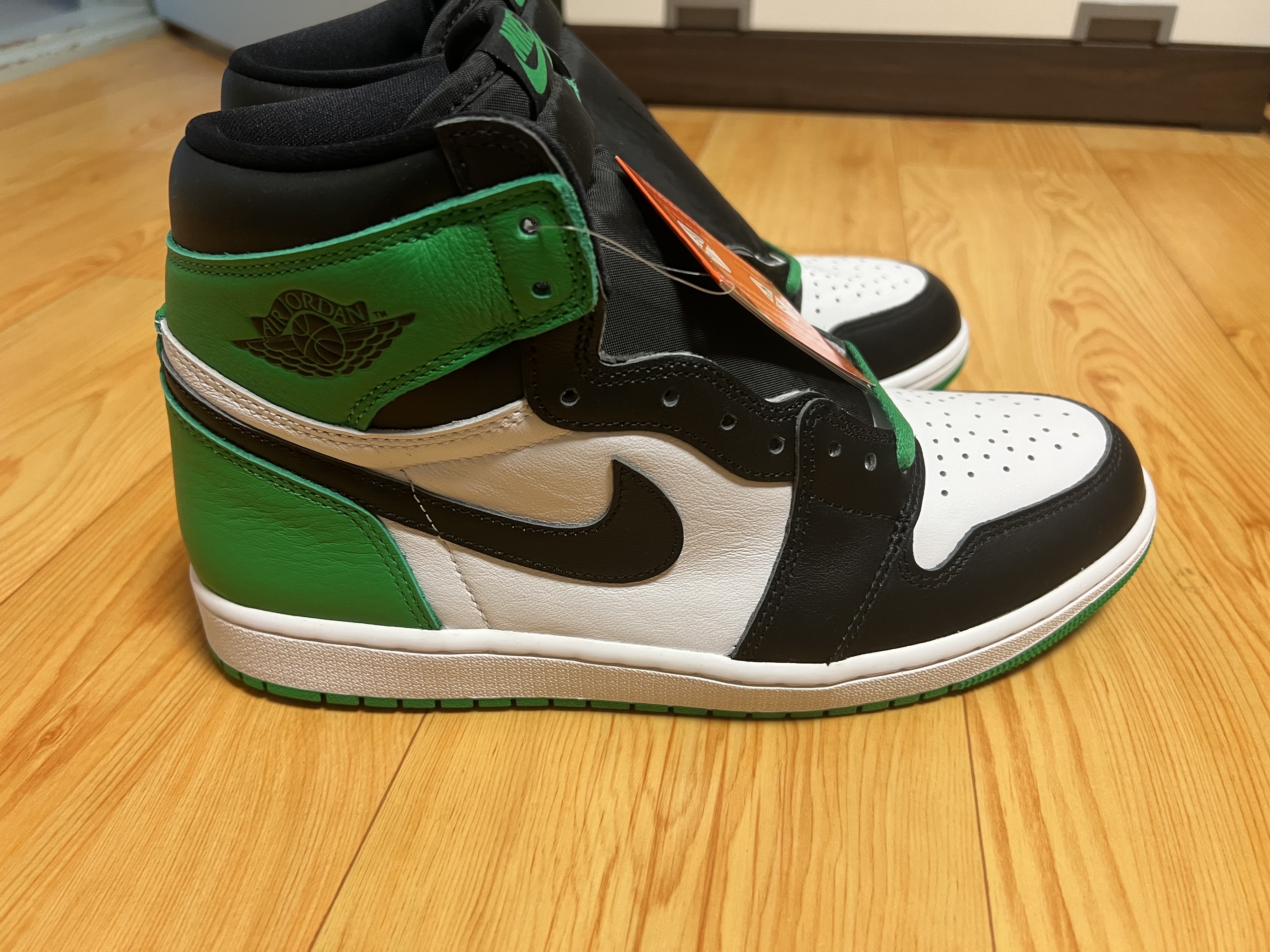 Jordan 1 Retro High OG Black and Lucky Green 착용 스타일