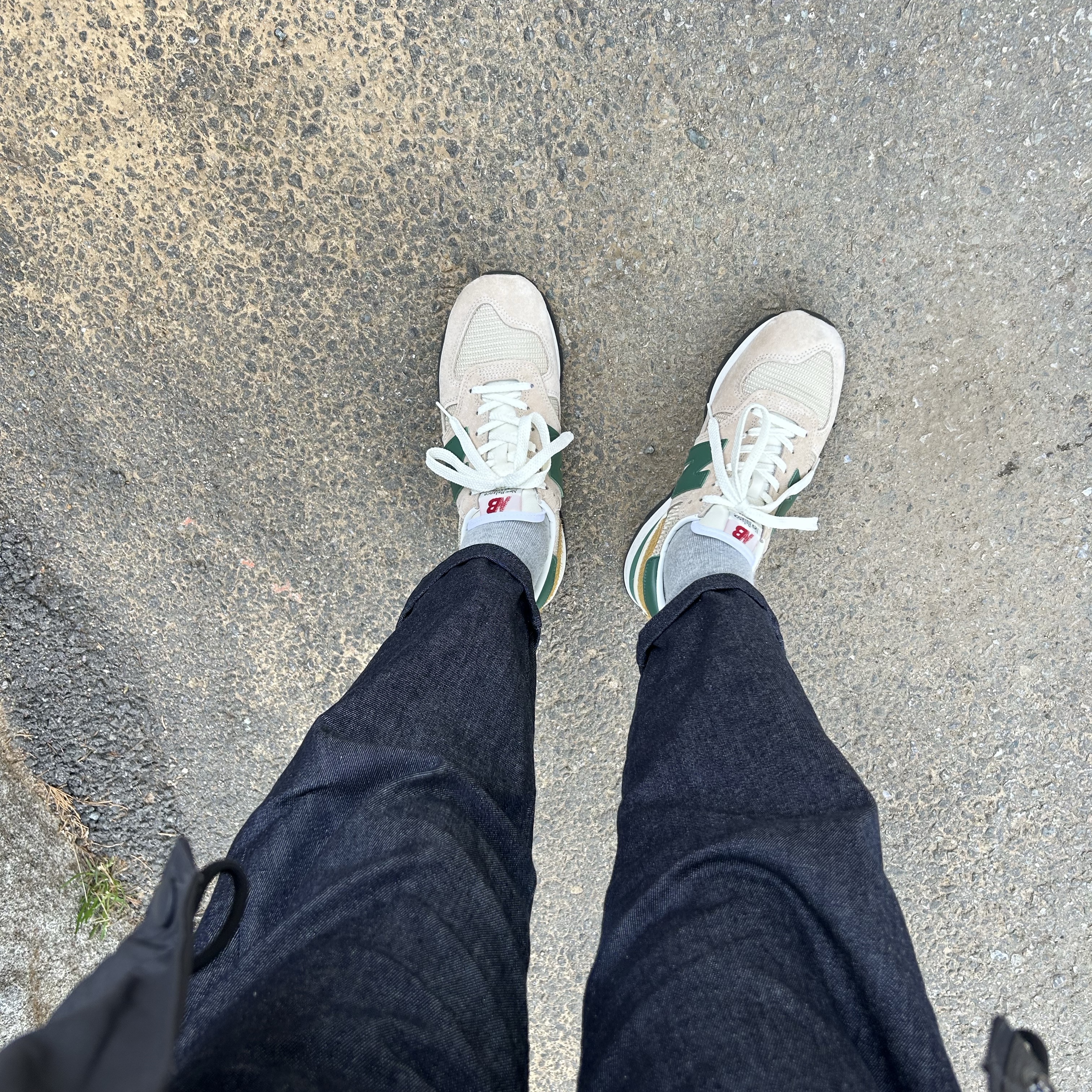 New Balance 990v1 Tan Green 착용 스타일