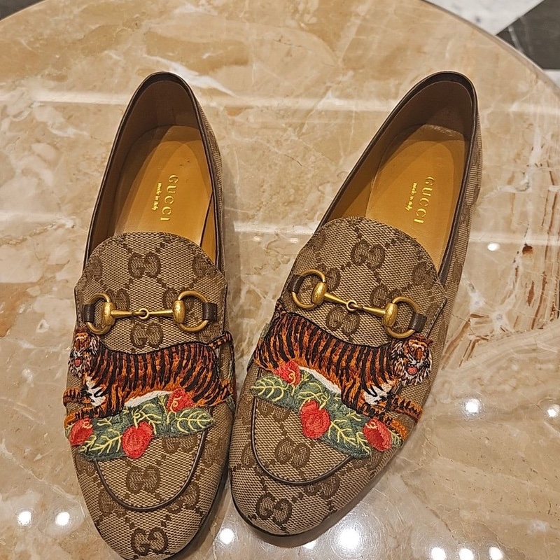 (W) Gucci Jordaan Tiger Emboridered GG Loafer Beige Ebony 착용 스타일 - 1